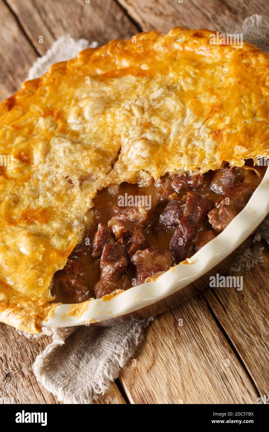 British Steak and Ale Pie est un morceau tendre de steak sont cuits avec des légumes et de la bière anglaise, puis enveloppés dans une croûte de beurre feuilletée dans le Banque D'Images