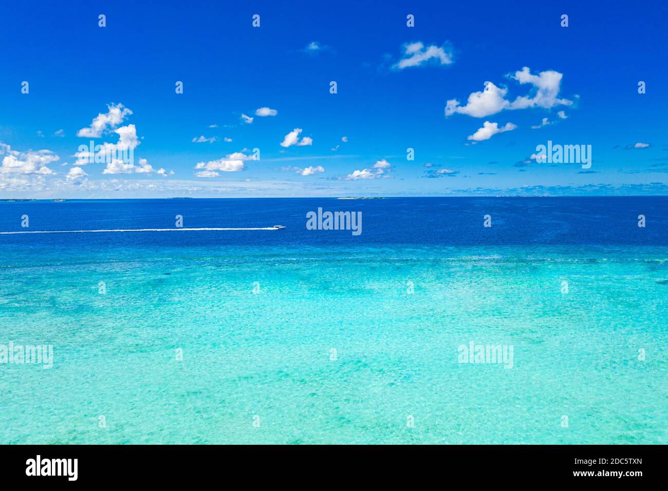 Vue de dessus photo de drone aérienne de l'une des plus belles plages du monde, incroyablement belle eau bleue, lagon avec hors-bord solitaire, paysage marin Banque D'Images