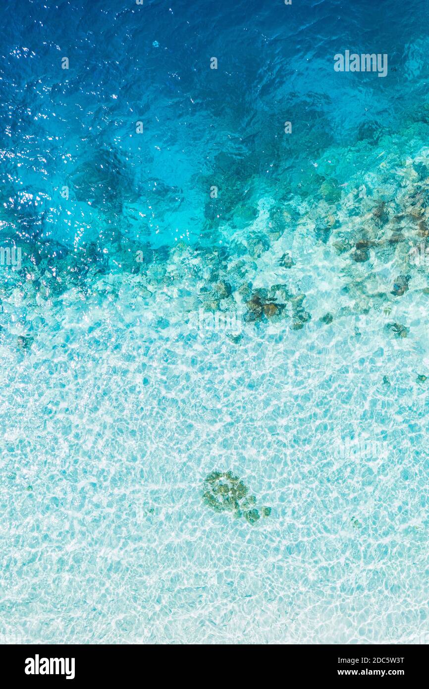 Vue de dessus photo de drone aérienne de l'une des plus belles plages du monde, incroyablement belle eau bleue, vue de dessus de récif de corail, rivage Banque D'Images