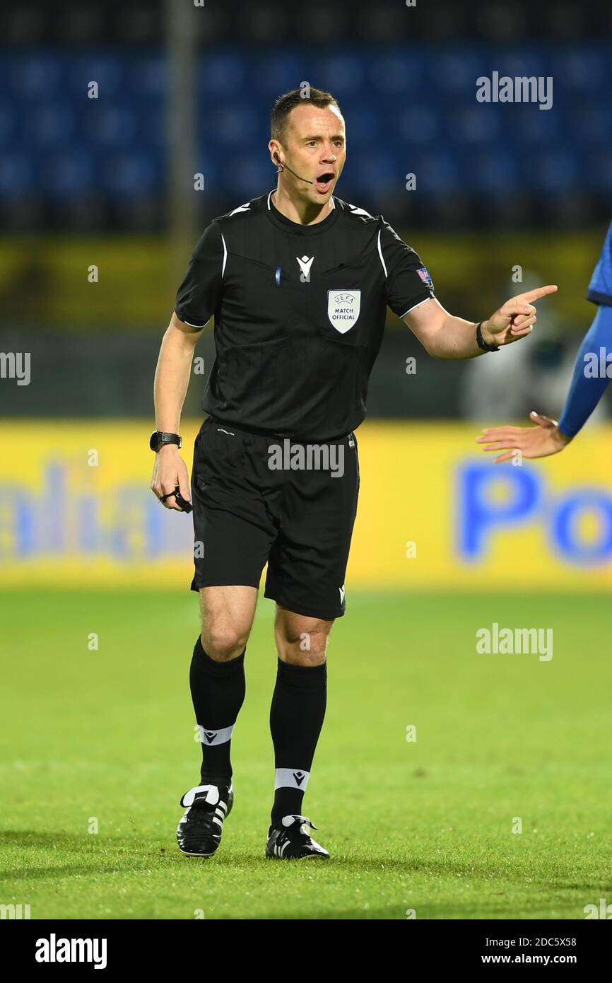 Pise, Italie. 18 novembre 2020. Stuart Attwell(arbitre)Gabriele Zappa (Italie)Jesper Karlsson (Suède) lors du match de l'UEFA « moins de 21 ans Hongrie-Slovénie 2021 » entre l'Italie 4-1 Suède au stade Arena Garibaldi le 18 novembre 2020 à Pise, en Italie. Credit: Maurizio Borsari/AFLO/Alay Live News Banque D'Images