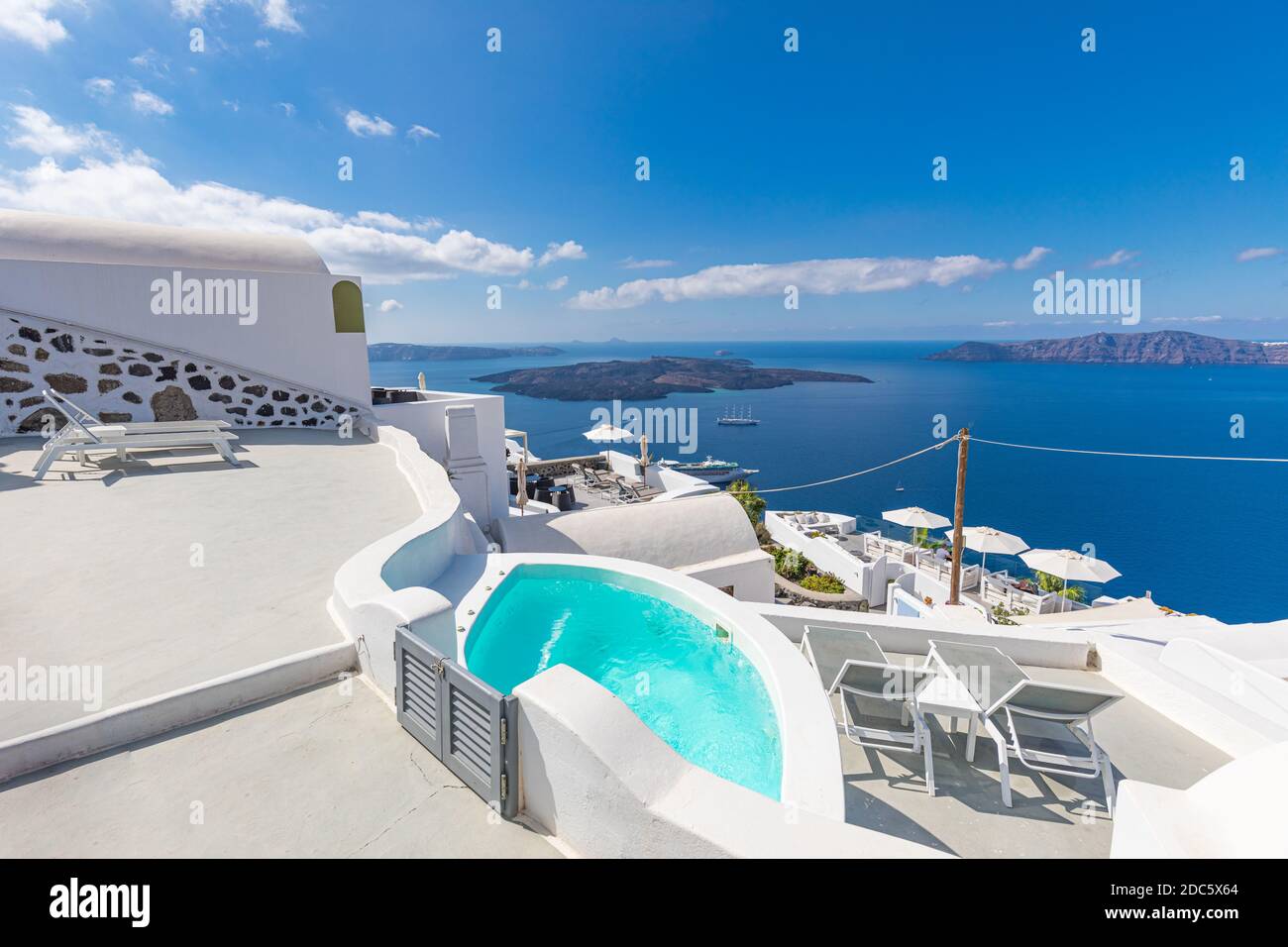Vue paisible à Santorin, Grèce avec bateaux de croisière à architecture blanche, ambiance méditerranéenne d'été, vacances et arrière-plan de voyage. Destination de luxe Banque D'Images