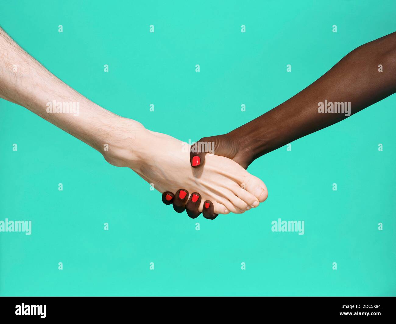 Pied multiethnique et poignée de main sur fond vert Photo Stock - Alamy