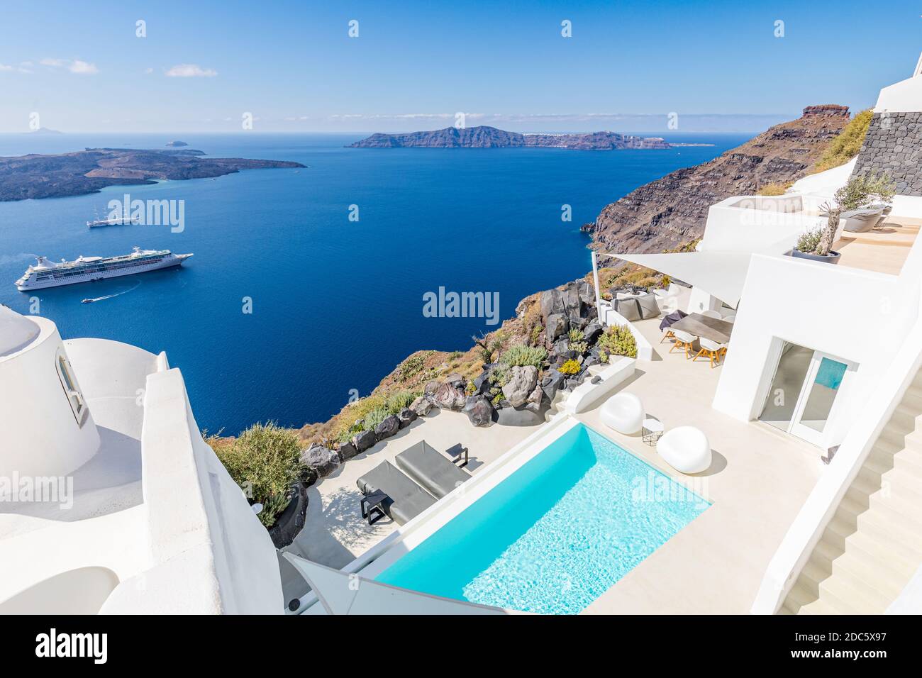 Vue paisible à Santorin, Grèce avec bateaux de croisière à architecture blanche, ambiance méditerranéenne d'été, vacances et arrière-plan de voyage. Destination de luxe Banque D'Images