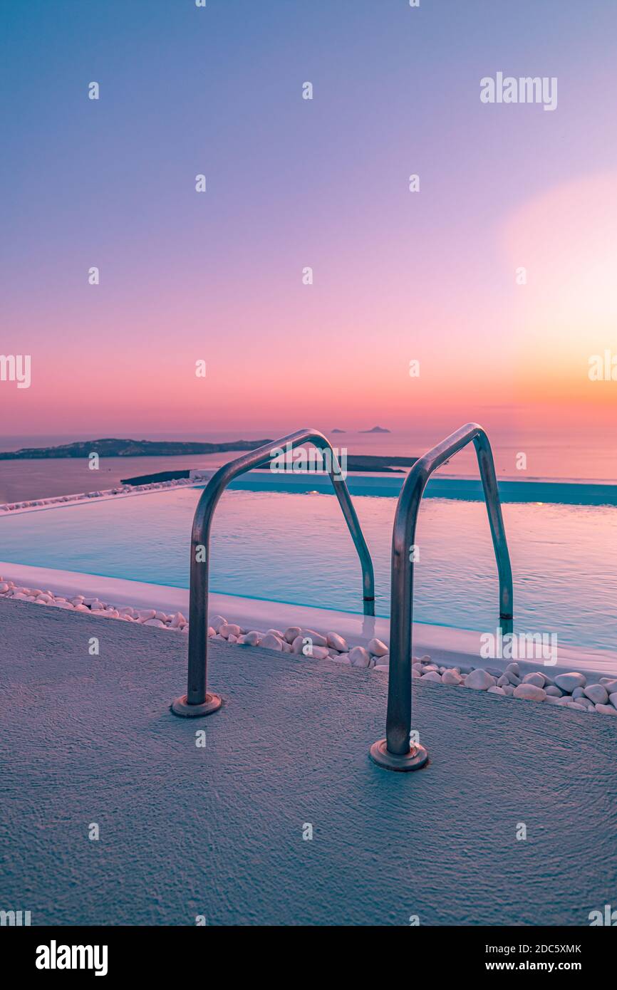 Vacances d'été luxueuses et paysage de vacances, paysage romantique. Piscine à débordement sur le toit au coucher du soleil sur l'île de Santorini, Grèce. Coucher de soleil sur la piscine Banque D'Images