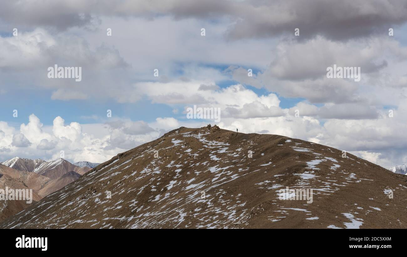 AK-Baital, Tadjikistan - 26 juin 2019 : randonnée en montagne au col Ak-Baital avec vue sur les hautes montagnes enneigées et la vallée. Banque D'Images