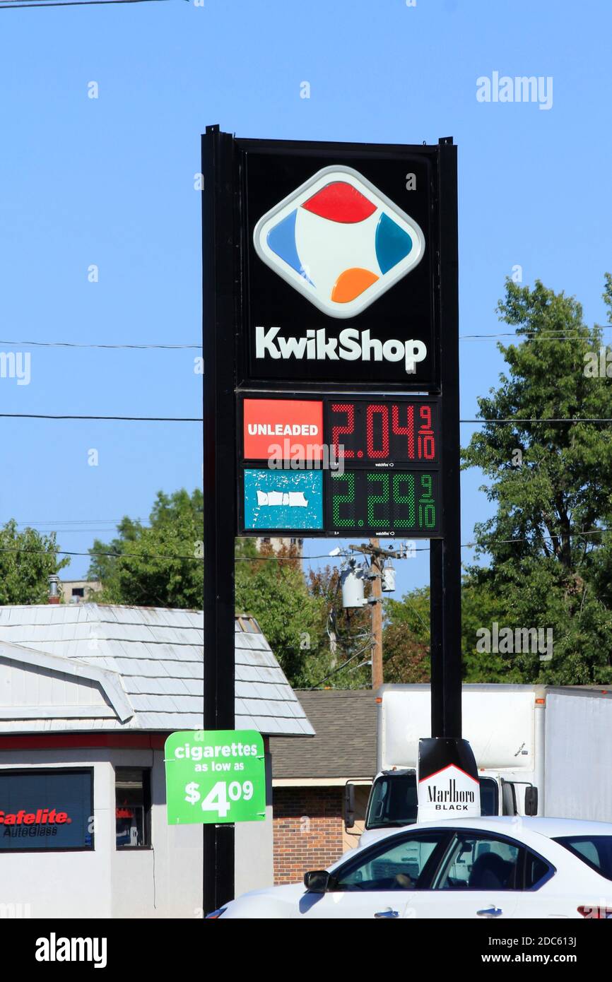 Kwik Shop affiche publicitaire avec ciel bleu et arbres qui est lumineux et coloré lors d'une journée de forte luminosité dans le Kansas. Banque D'Images