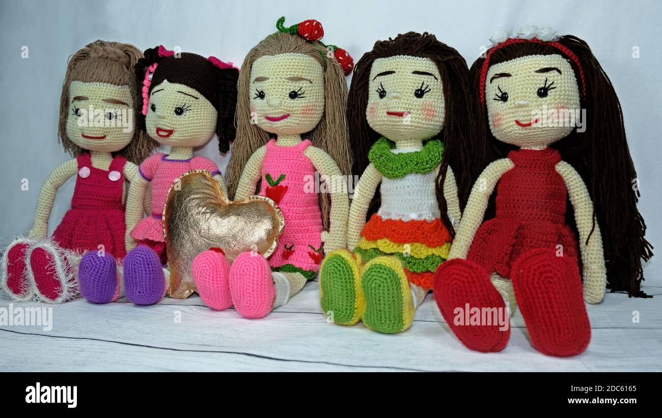 De nombreuses poupées en crochet Banque D'Images