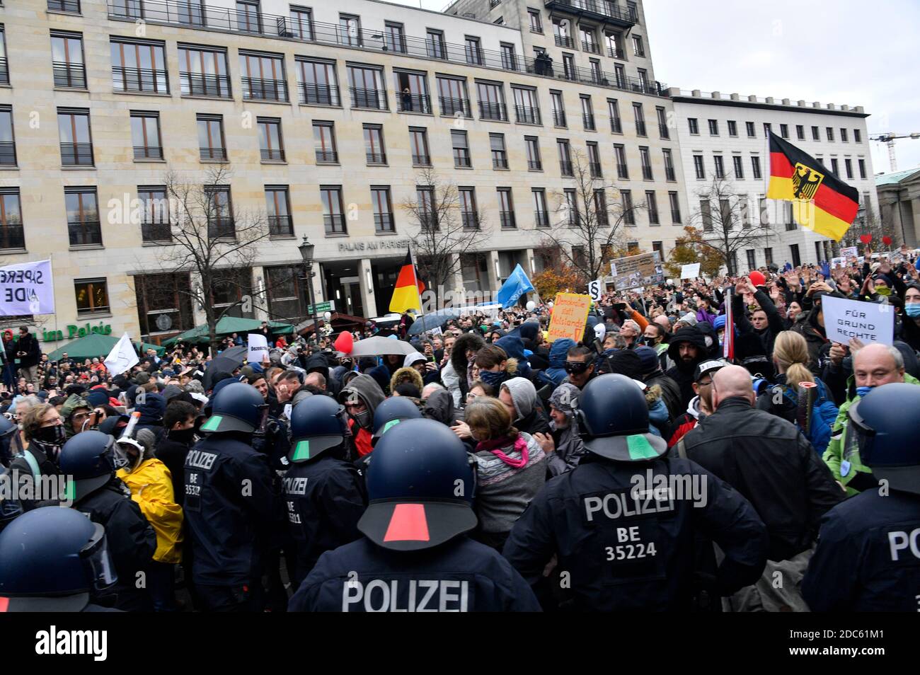 Berlin, Allemagne. 18 novembre 2020. Des milliers de manifestants protestent contre la corona politique du gouvernement à l'objectif du Brandebourg et dans le district gouvernemental. En raison des violations massives contre les exigences d'hygiène, la police a menacé de dissoudre la réunion. La zone en face du Bundestag est interdite, les manifestations y sont interdites. Berlin, le 18 novembre 2020 | utilisation dans le monde crédit : dpa/Alay Live News Banque D'Images