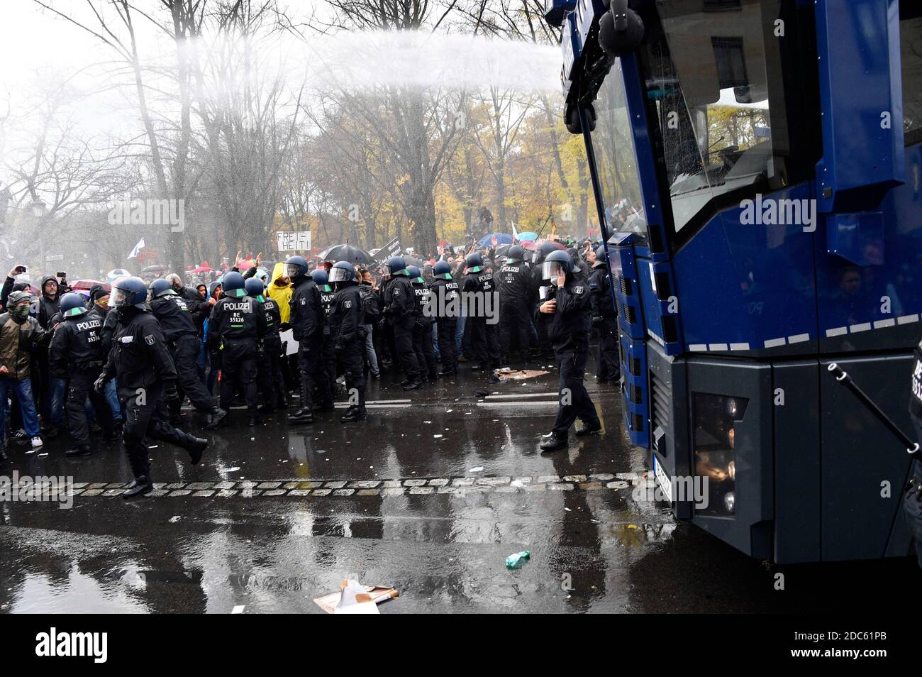 Berlin, Allemagne. 18 novembre 2020. Des milliers de manifestants protestent contre la corona politique du gouvernement à l'objectif du Brandebourg et dans le district gouvernemental. En raison des violations massives des règlements d'hygiène, la police a arrêté les manifestations en utilisant des canons à eau. Berlin, le 18 novembre 2020 | utilisation dans le monde crédit : dpa/Alay Live News Banque D'Images