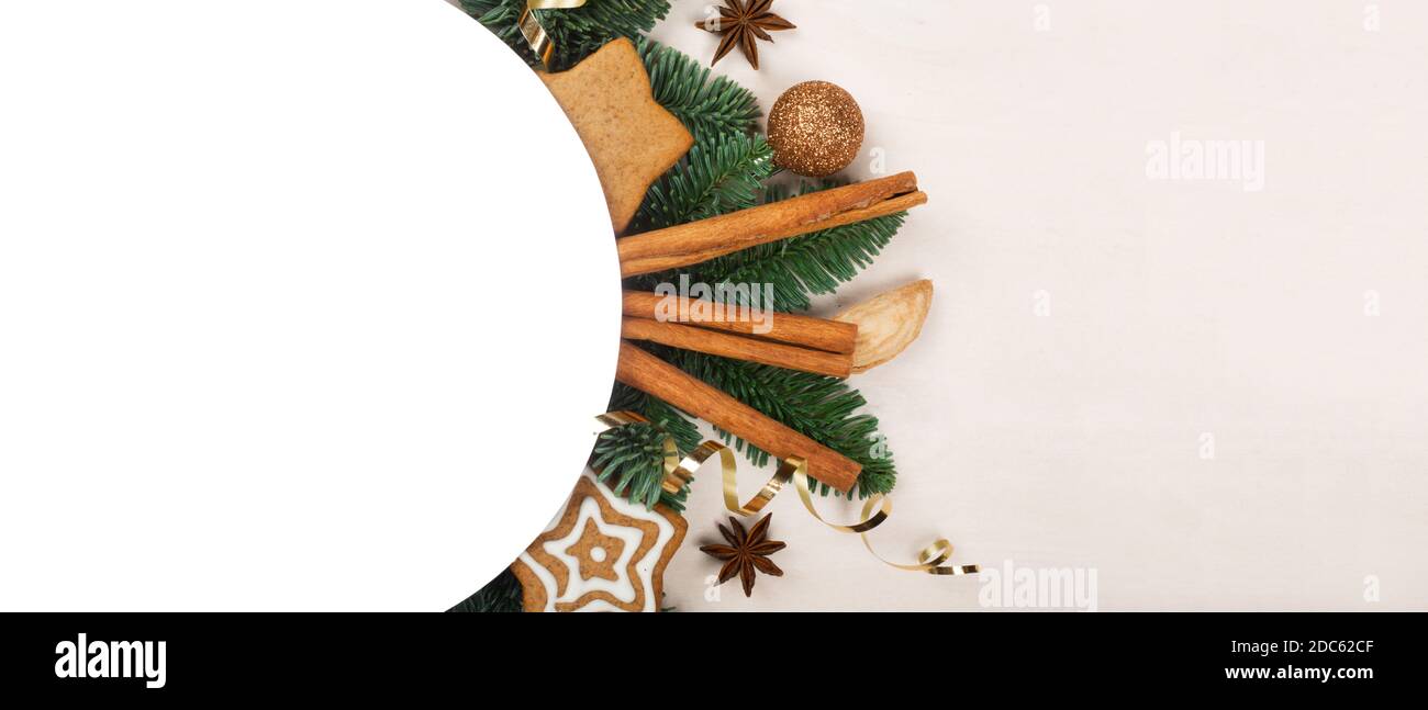 Cadre circulaire de Noël avec branches naturelles de sapin et pain d'épice cookies avec espace de copie pour le texte Banque D'Images