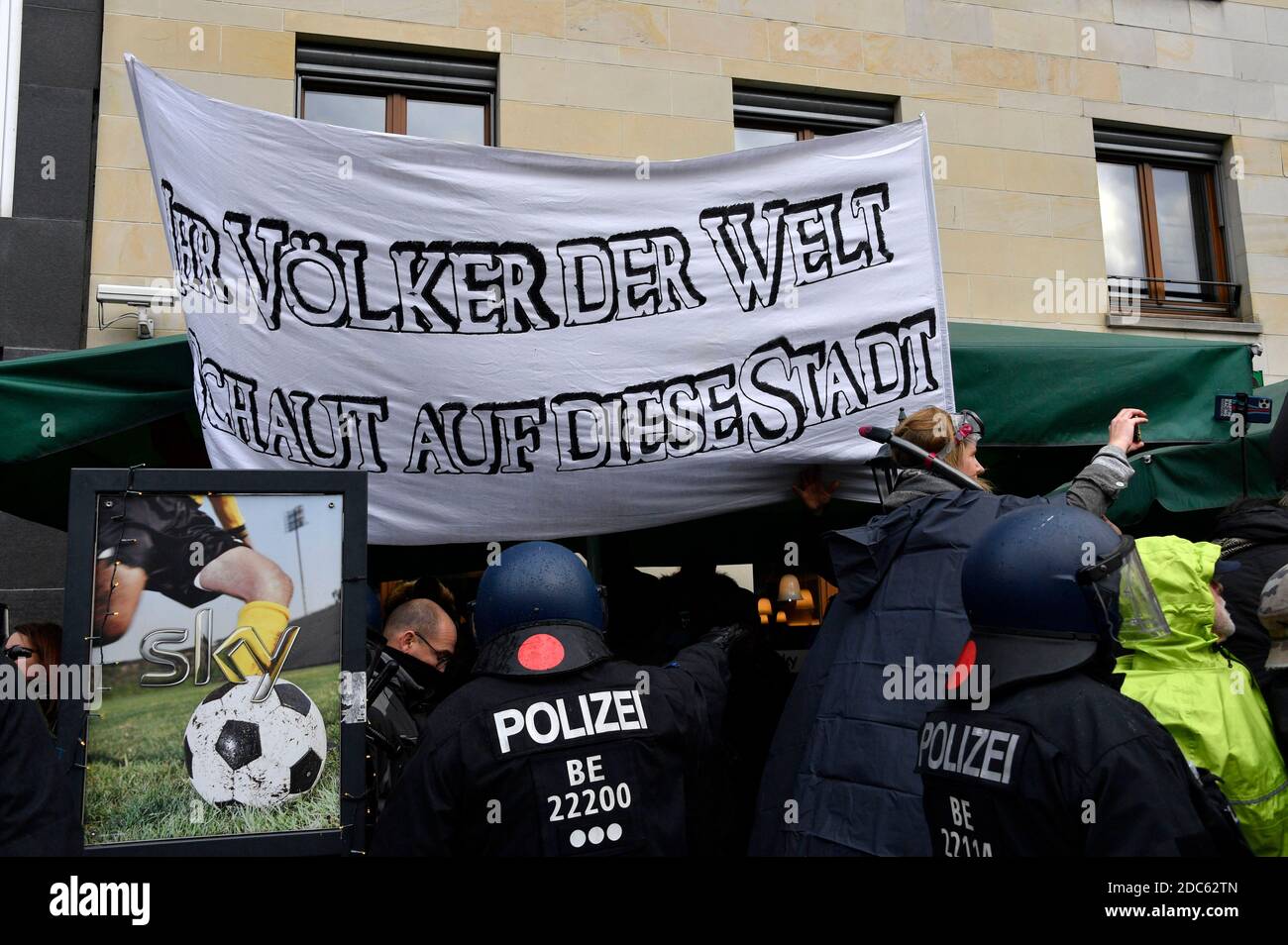 Berlin, Allemagne. 18 novembre 2020. Des milliers de manifestants protestent contre la corona politique du gouvernement à l'objectif du Brandebourg et dans le district gouvernemental. En raison des violations massives contre les exigences d'hygiène, la police a menacé de dissoudre la réunion. La zone en face du Bundestag est interdite, les manifestations y sont interdites. Berlin, le 18 novembre 2020 | utilisation dans le monde crédit : dpa/Alay Live News Banque D'Images