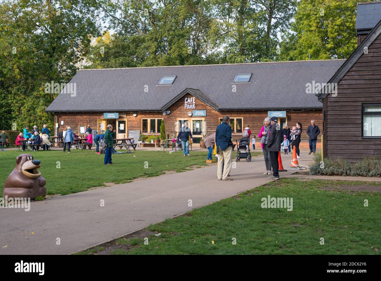 Des gens dehors et sur un jour ensoleillé d'automne prenant des rafraîchissements et de socialiser au café de Rickmansworth Aquadrome, Hertfordshire, Angleterre, Royaume-Uni Banque D'Images