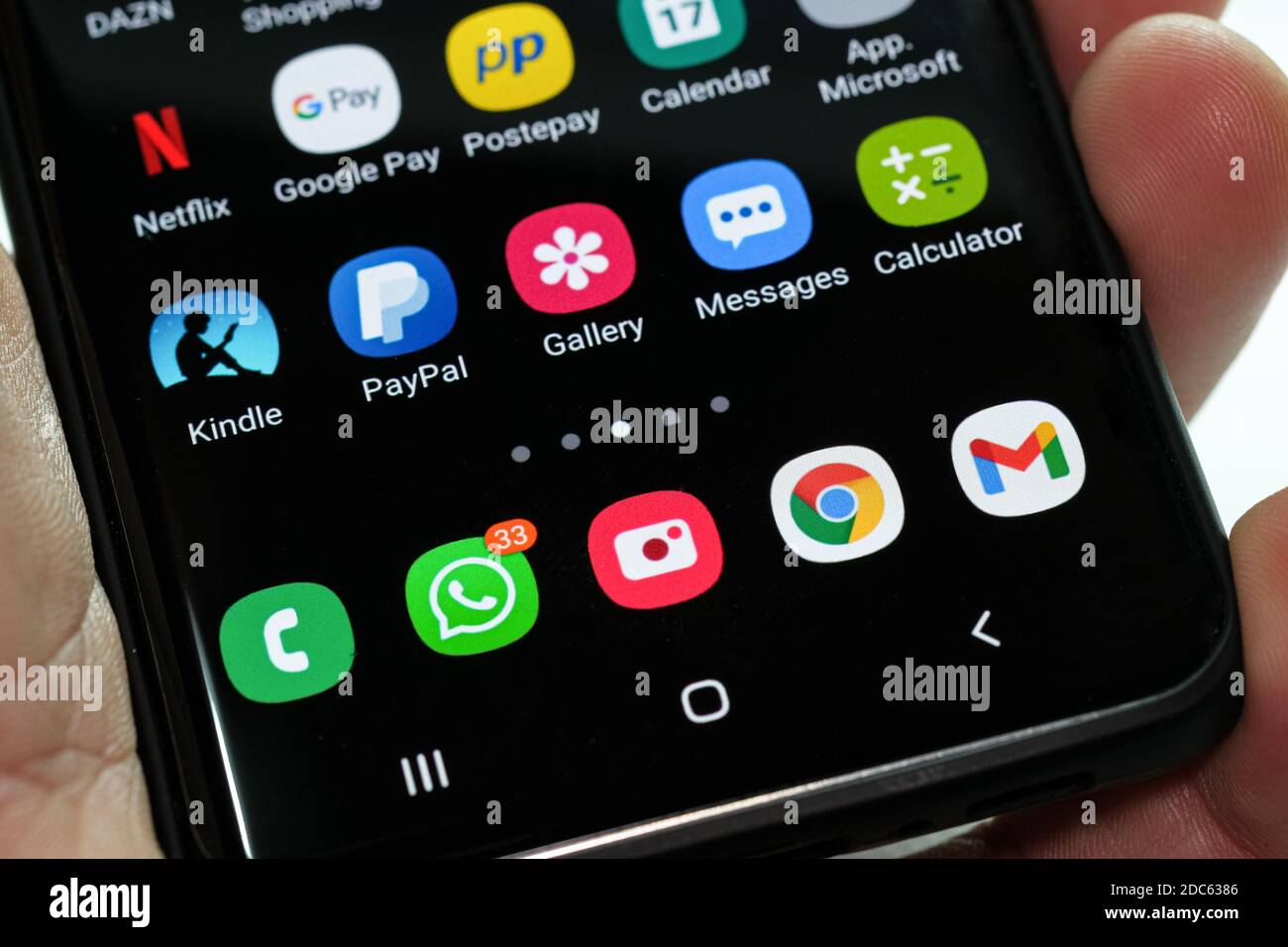 Affichage du compteur de notifications push WhatsApp et applications de l'écran d'accueil du smartphone, instantané messagerie instantanée, addiction téléphonique, tech Banque D'Images