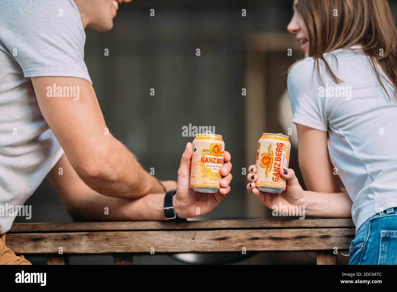 Beer Party - Jeune couple qui profite d'une chaude journée d'été à une fête sur le toit, boire de la bière Ganzberg et s'amuser Banque D'Images