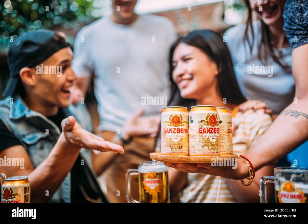 Faites la fête avec des amis en buvant de la bière Ganzberg et en dégustant de la bière au bar-restaurant de la brasserie. Concept d'amitié avec les jeunes qui s'amusent ensemble. Banque D'Images