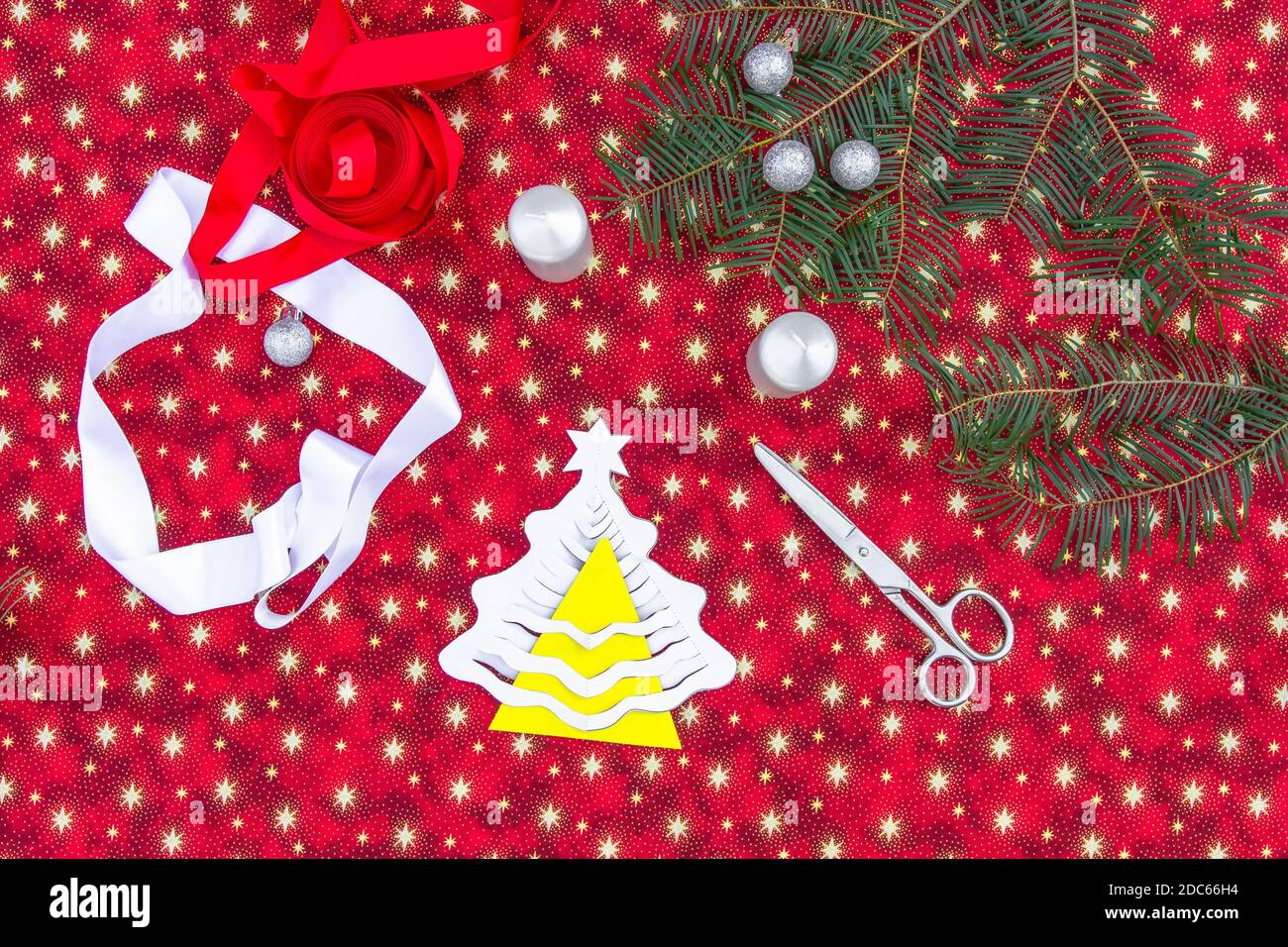 Fond de Noël avec arbre de Noël 3D maison.création de décoration de Noël.Noël coloré Arrière-plan.décor de saison des vacances d'hiver.faire du bricolage p Banque D'Images