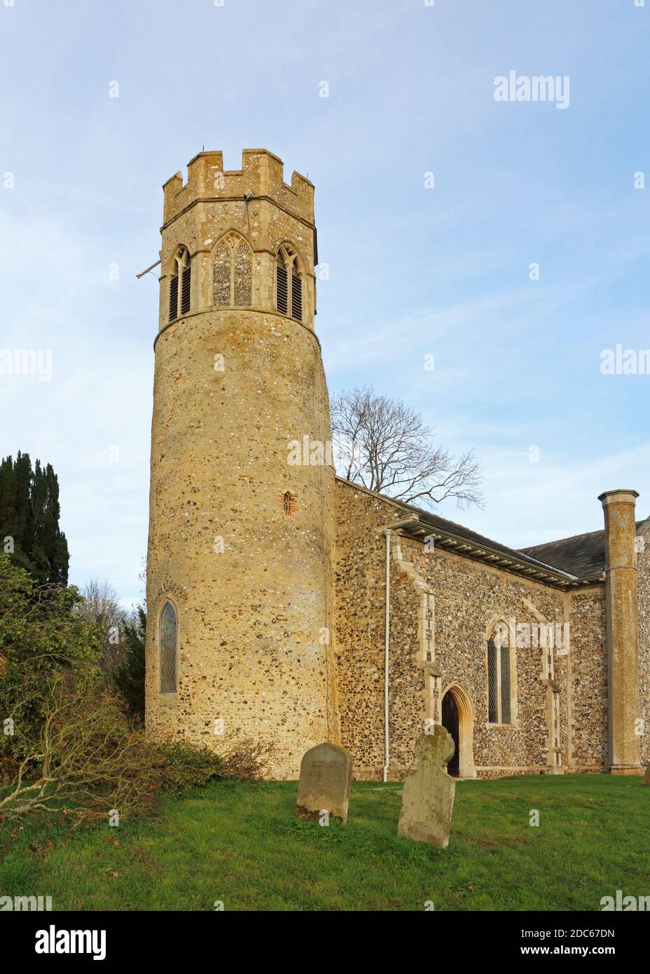 Vue sur l'église paroissiale de Sainte-Marie-la-Vierge à Bylaugh, Norfolk, Angleterre, Royaume-Uni Banque D'Images