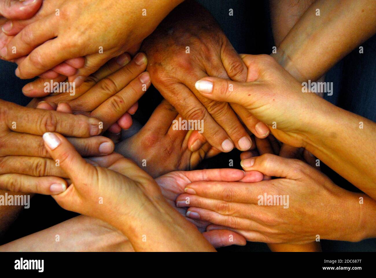 atteindre et toucher les mains, communication non verbale et symbole de solidarité Banque D'Images