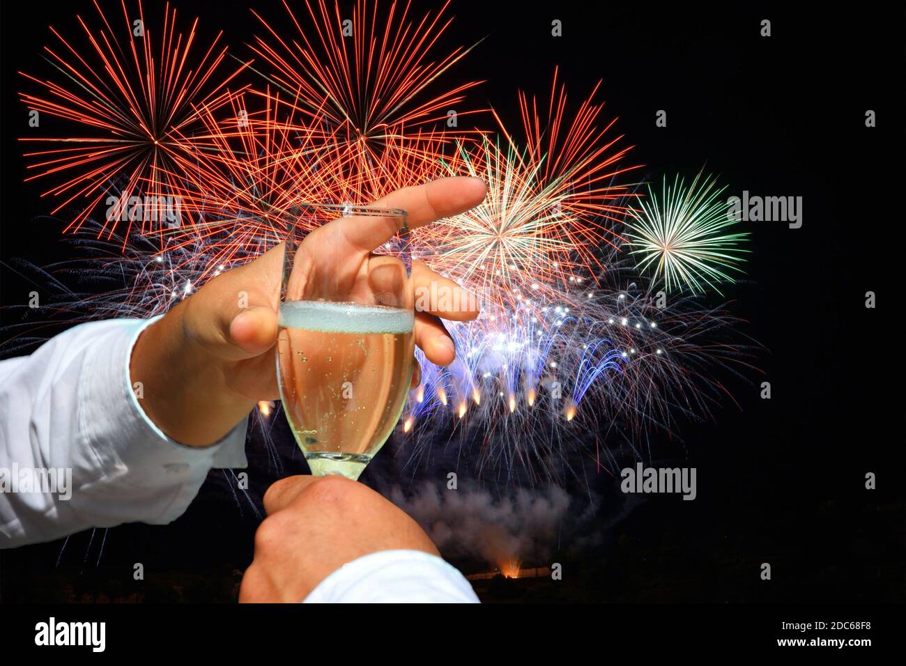 portez un toast à la nouvelle année avec des feux d'artifice Banque D'Images