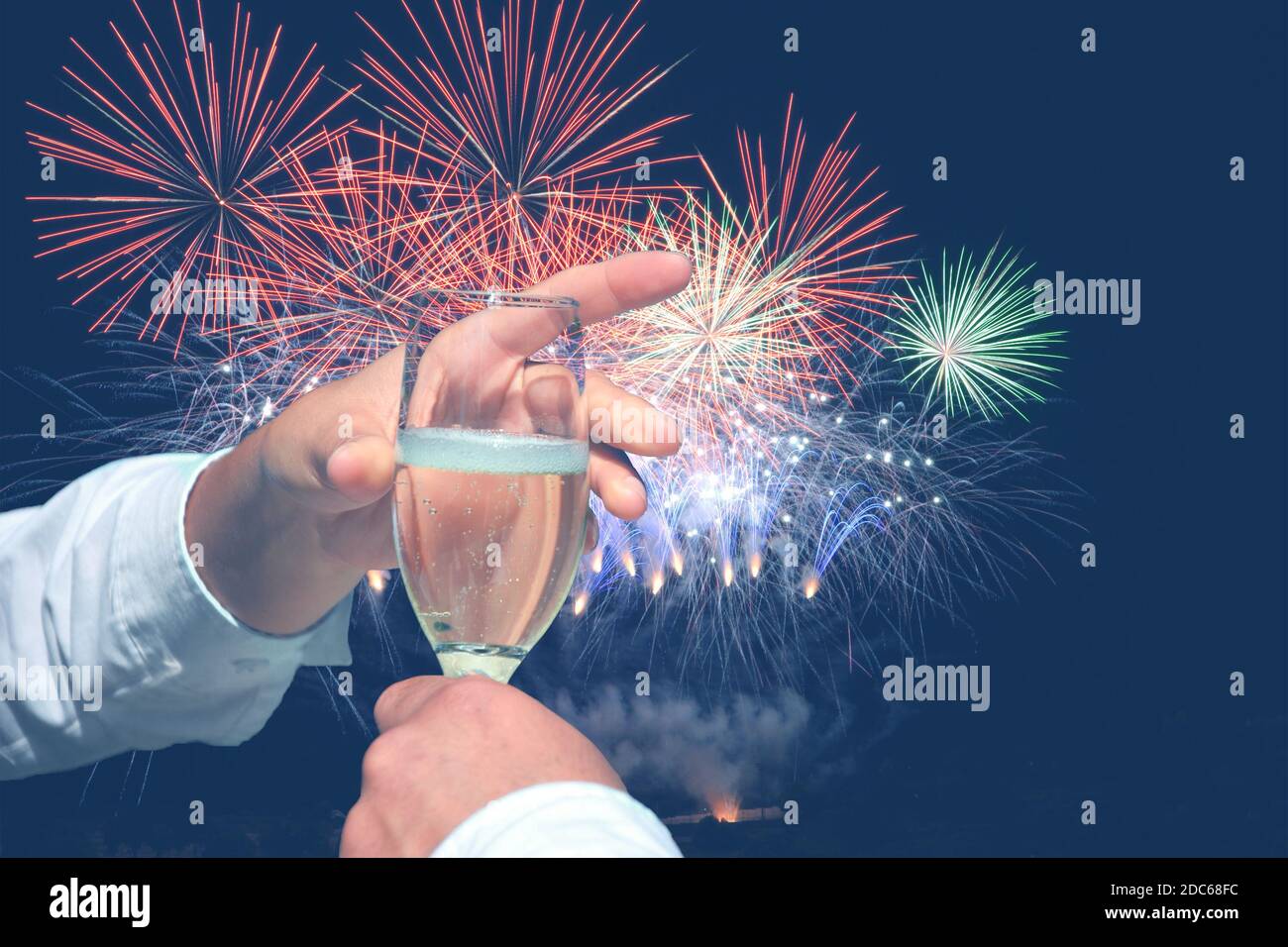 portez un toast à la nouvelle année avec des feux d'artifice Banque D'Images