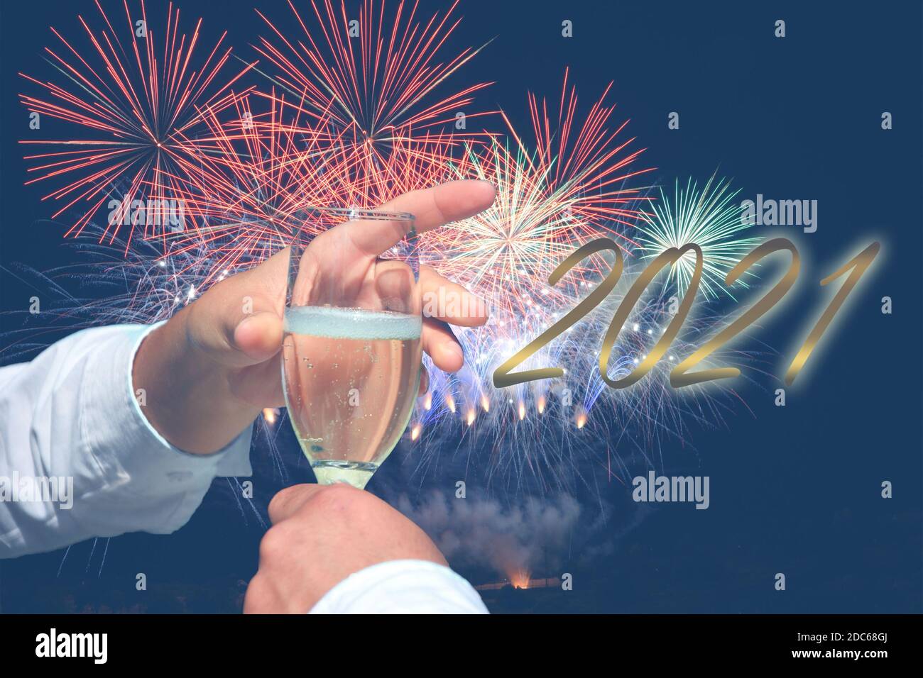 portez un toast à la nouvelle année avec des feux d'artifice Banque D'Images