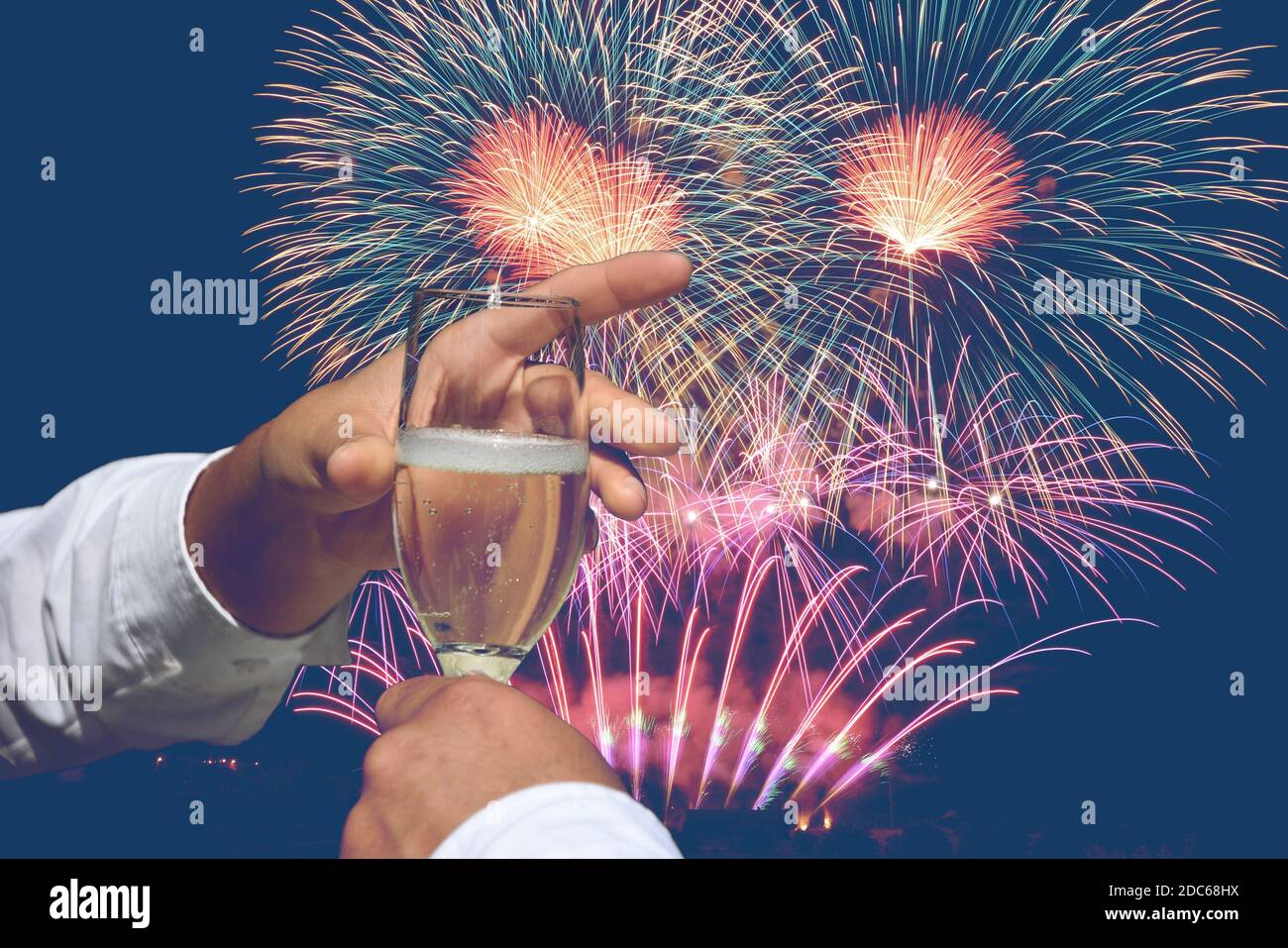 portez un toast à la nouvelle année avec des feux d'artifice Banque D'Images