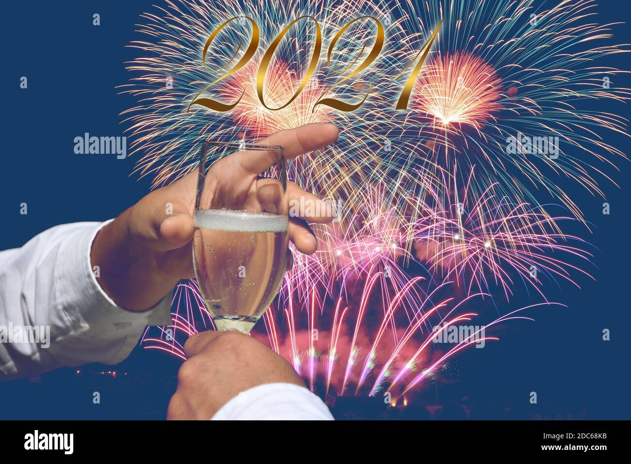 portez un toast à la nouvelle année avec des feux d'artifice Banque D'Images