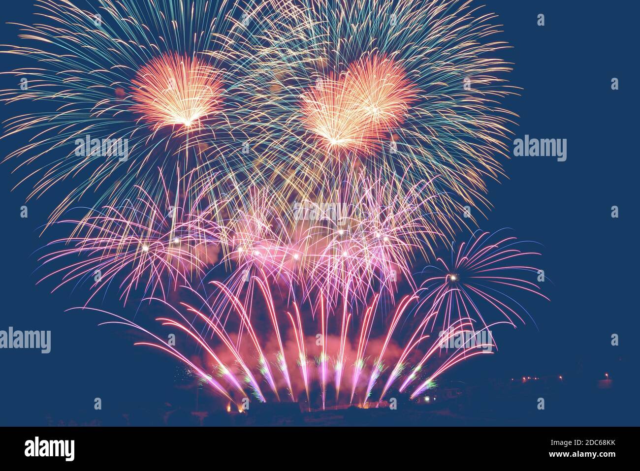 portez un toast à la nouvelle année avec des feux d'artifice Banque D'Images