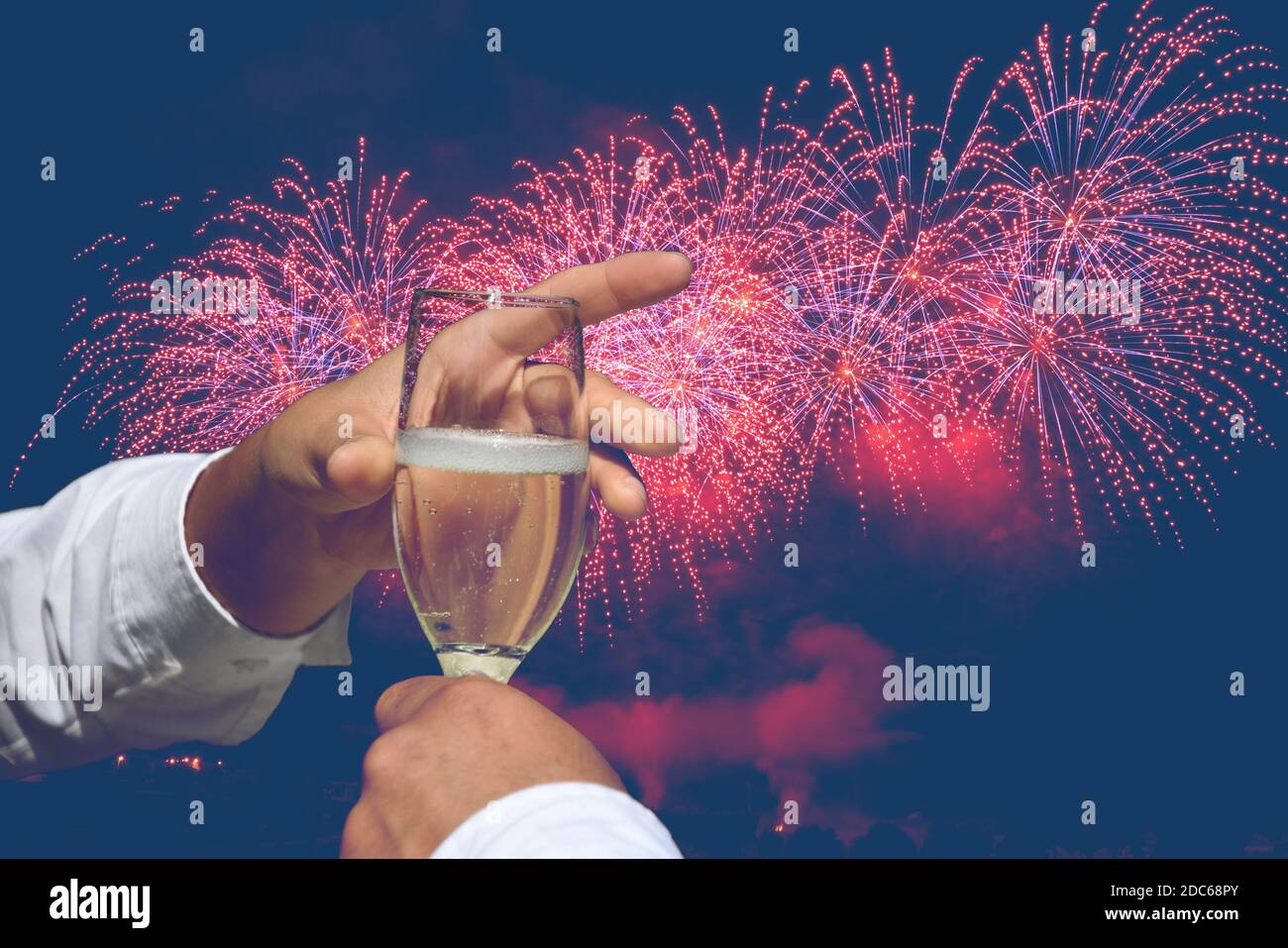 portez un toast à la nouvelle année avec des feux d'artifice Banque D'Images