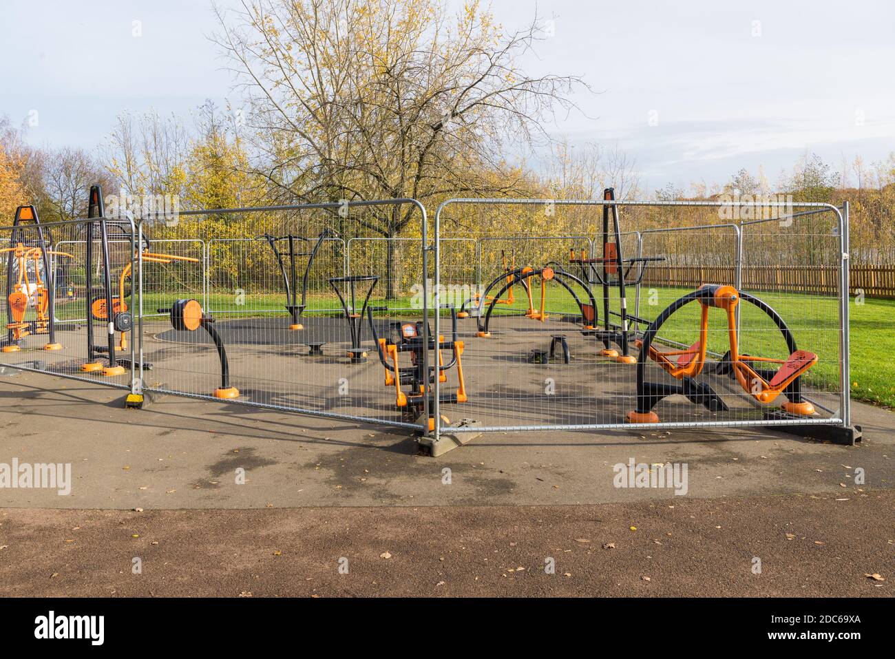 La salle de sport en plein air de Ruislip Lido, fermée et clôturée en raison de la pandémie du coronavirus. Ruislip, Angleterre, Royaume-Uni Banque D'Images