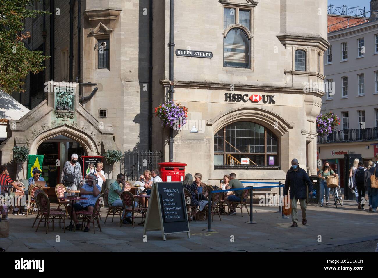La HSBC Bank sur Carfax à Oxford avec des personnes mangeant dehors sur une terrasse au Royaume-Uni, prise le 15 septembre 2020 Banque D'Images