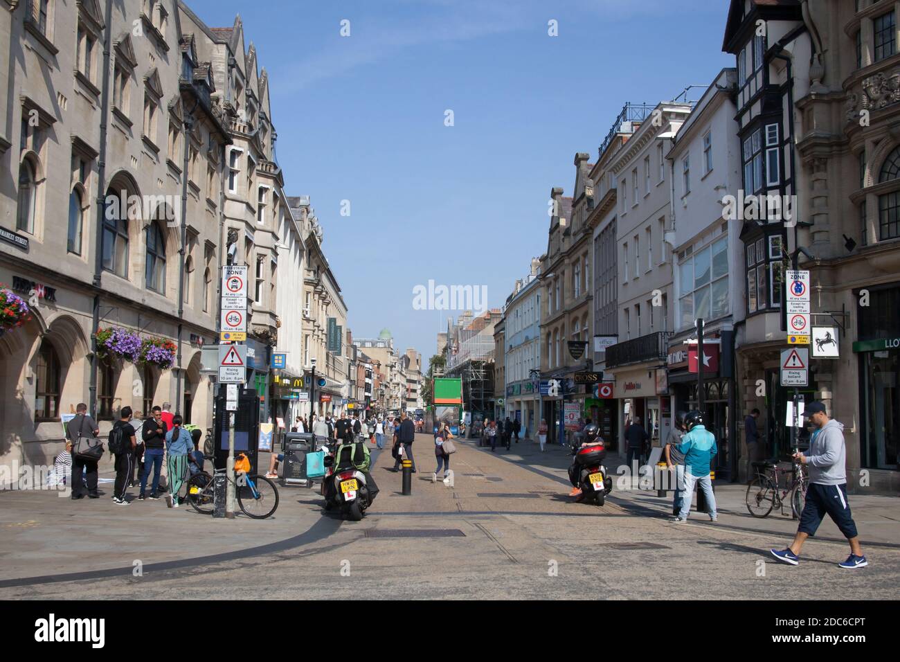 Vues sur Cornmarket Street dans le centre-ville d'Oxford au Royaume-Uni, prises le 15 septembre 2020 Banque D'Images