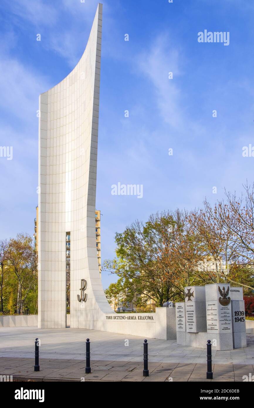 Varsovie, Mazovia / Pologne - 2019/10/26: Monument de l'Etat souterrain polonais et de l'Armée d'origine par l'architecte Jerzy Staniszkis à la rue Wiejska dans le histo Banque D'Images