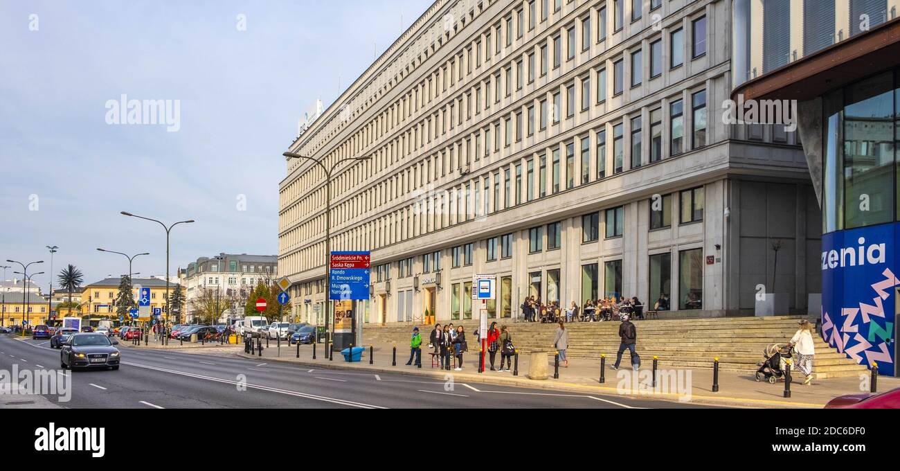 Varsovie, Mazovia / Pologne - 2019/10/26: Centrum Bankowo-Finansowe - Centre bancaire et financier - immeuble de bureaux, ancien siège du Parti communiste PZPR Banque D'Images