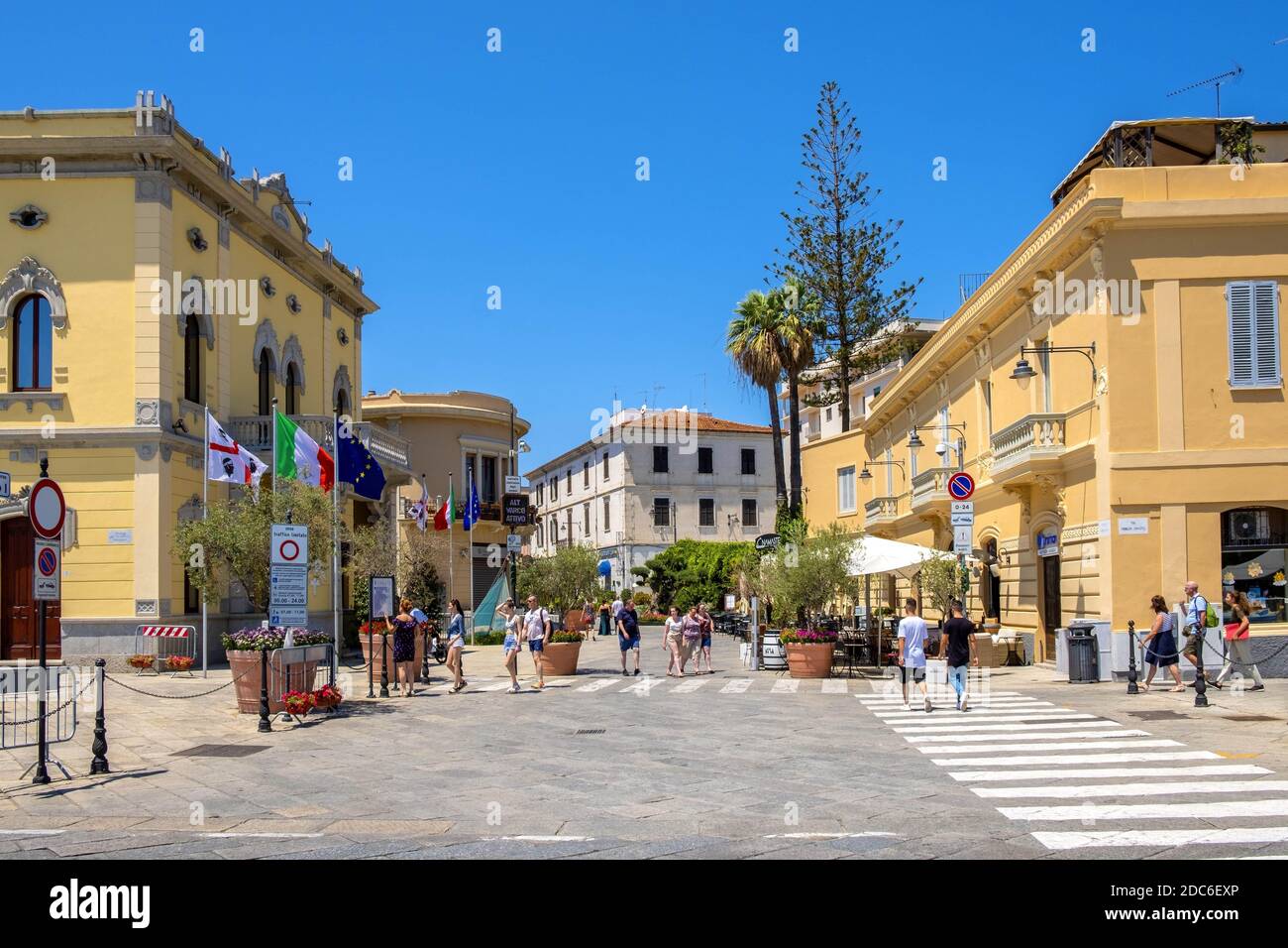 Olbia, Sardaigne / Italie - 2019/07/21: Vue panoramique de la rue Corso Umberto I - boulevard principal et site touristique de la vieille ville historique Banque D'Images