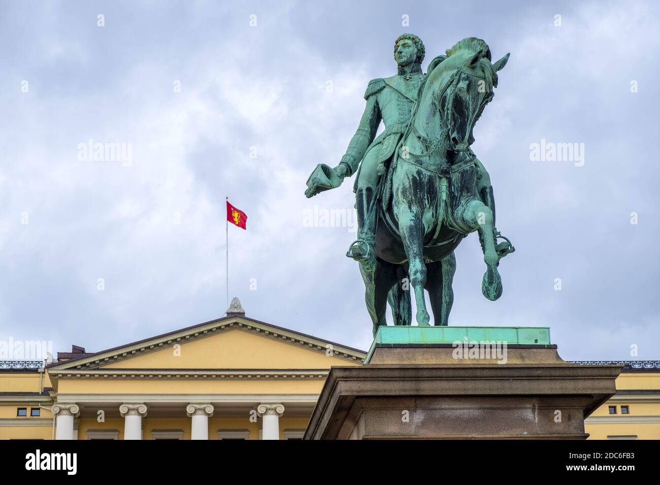 Oslo, Ostlandet / Norvège - 2019/08/30: Statue du roi Charles XIV John - Karl XIV Johan - en face du palais royal d'Oslo, Slottet, à Slottsplassen Banque D'Images