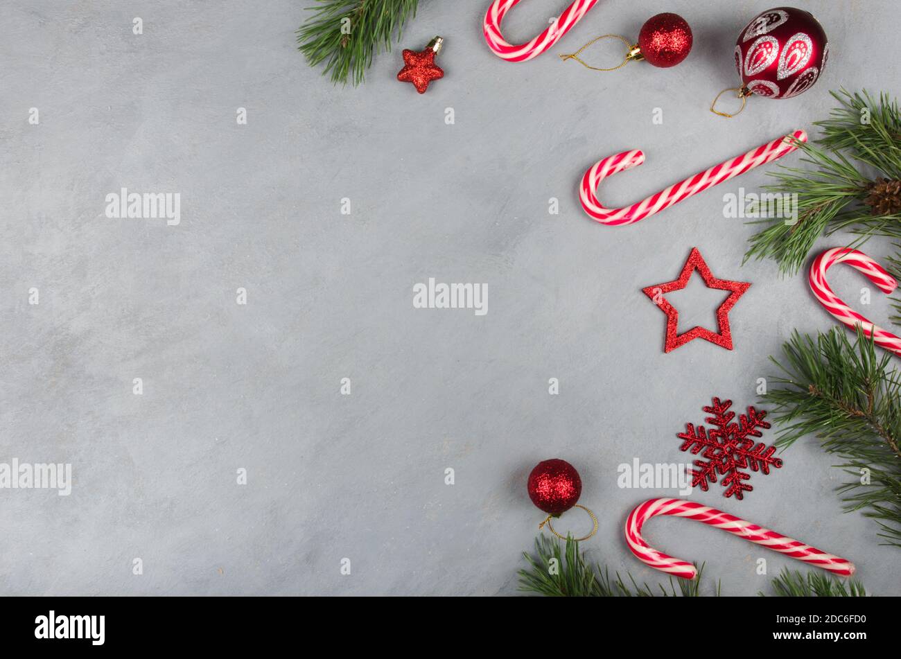 Fond de Noël avec décorations de fête sur fond gris avec Cannes en sucre. Banque D'Images