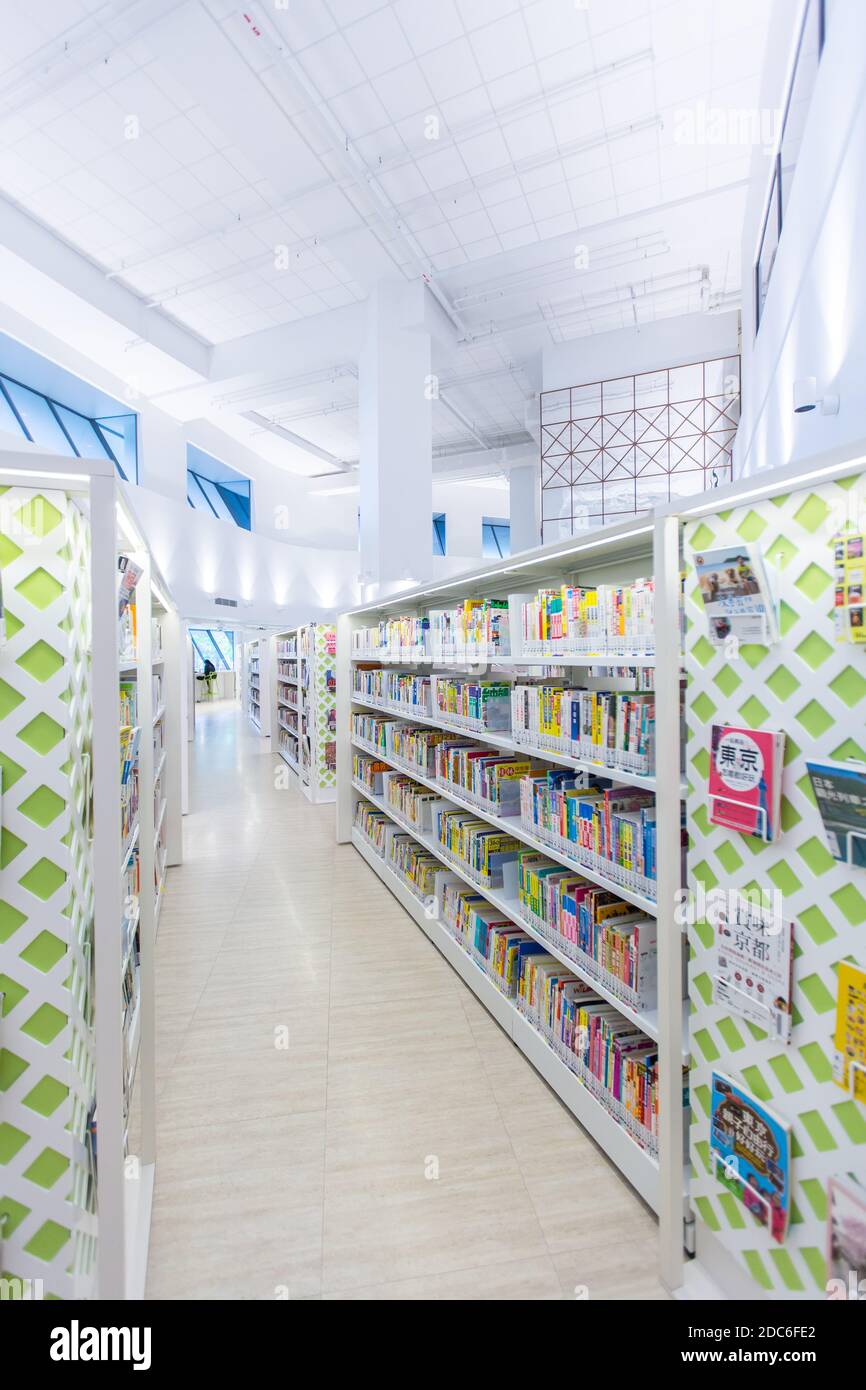 Vue verticale d'une bibliothèque intérieure climatisée, Singapour Photo  Stock - Alamy