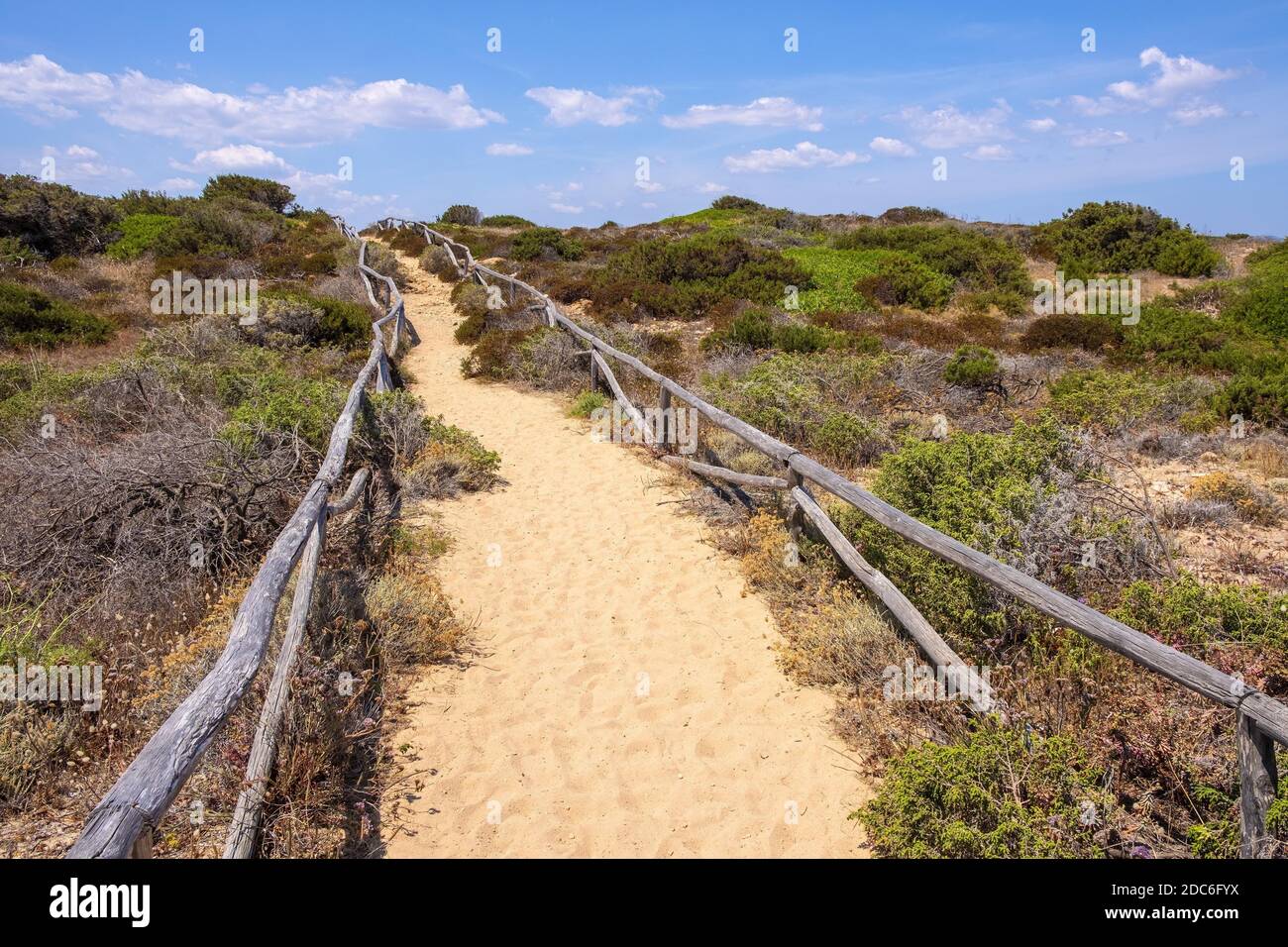 Vue panoramique sur la péninsule de Spalmatore di Terra, réserve naturelle de la zone marine protégée, avec gommage méditerranéen de l'île Isola Tavolara sur Tyrrhéni Banque D'Images