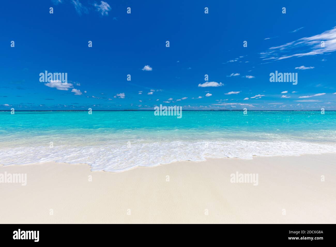 Plage tranquille. Paysage exotique de plage tropicale. Conception de vacances d'été concept, vagues, horizon de mer sur sable blanc avec ciel bleu. Banque D'Images