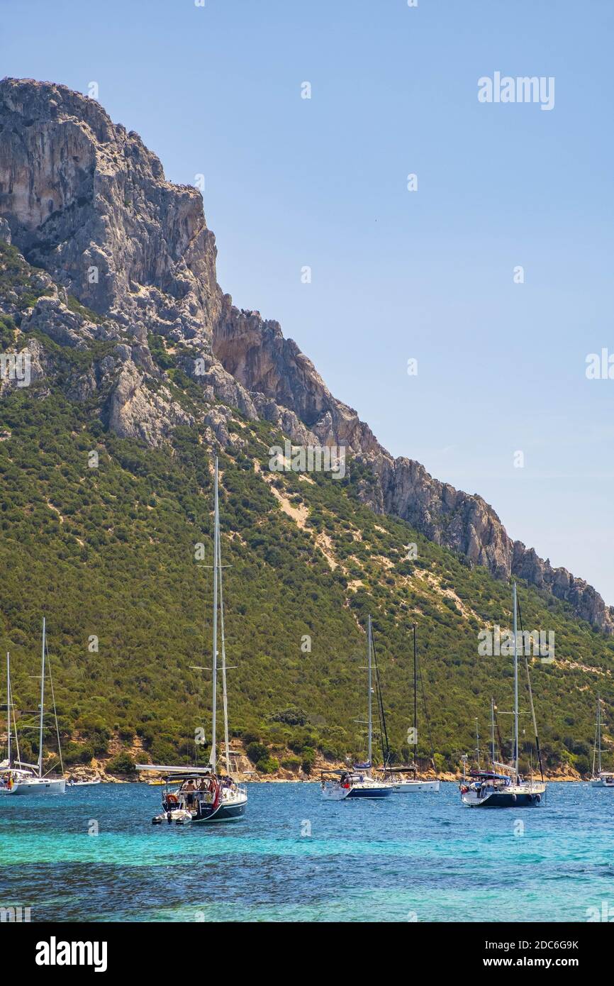 Tavolara, Sardaigne / Italie - 2019/07/18: Bateaux et bateaux dans les ports pittoresques de la mer Tyrrhénienne au large de l'île Isola Tavolara au large de la côte nord de S Banque D'Images