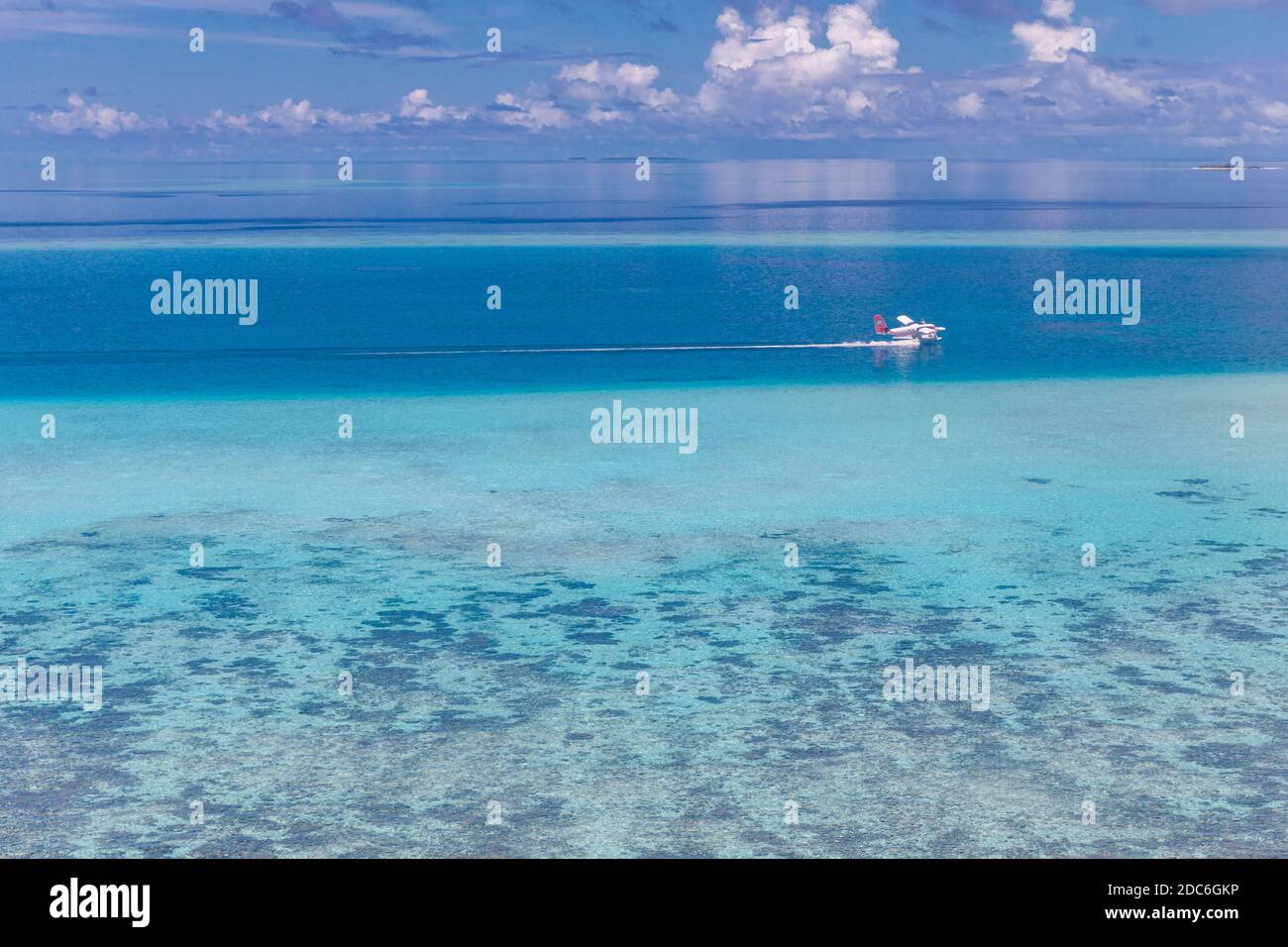 Vue aérienne sur les îles tropicales. Île des Maldives, récif de corail, paysage pittoresque de la nature, paysage marin. Vue imprenable sur les drones aériens Banque D'Images