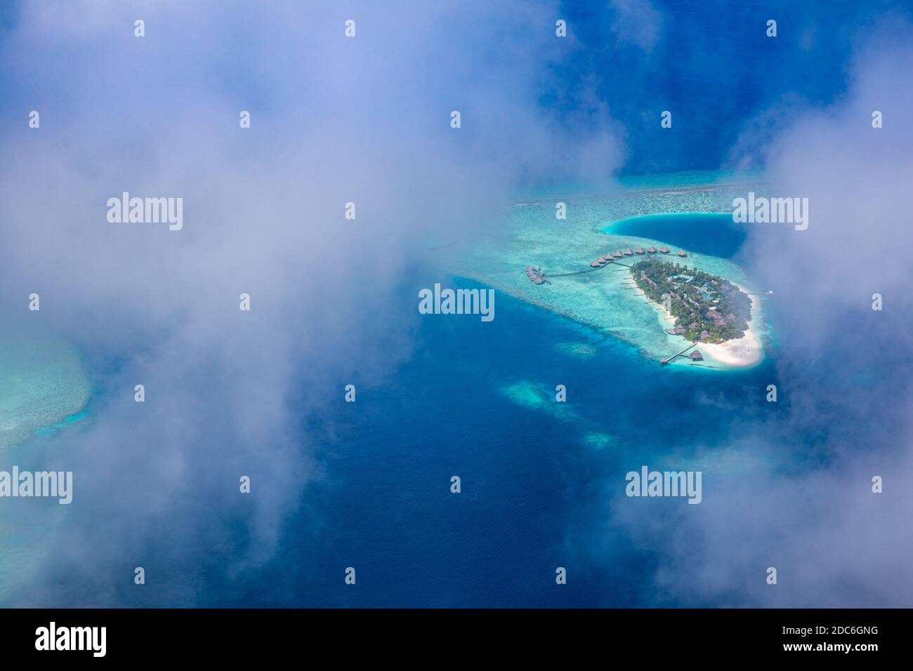 Vue aérienne sur les îles tropicales. Île des Maldives, récif de corail, paysage pittoresque de la nature, paysage marin. Vue imprenable sur les drones aériens Banque D'Images