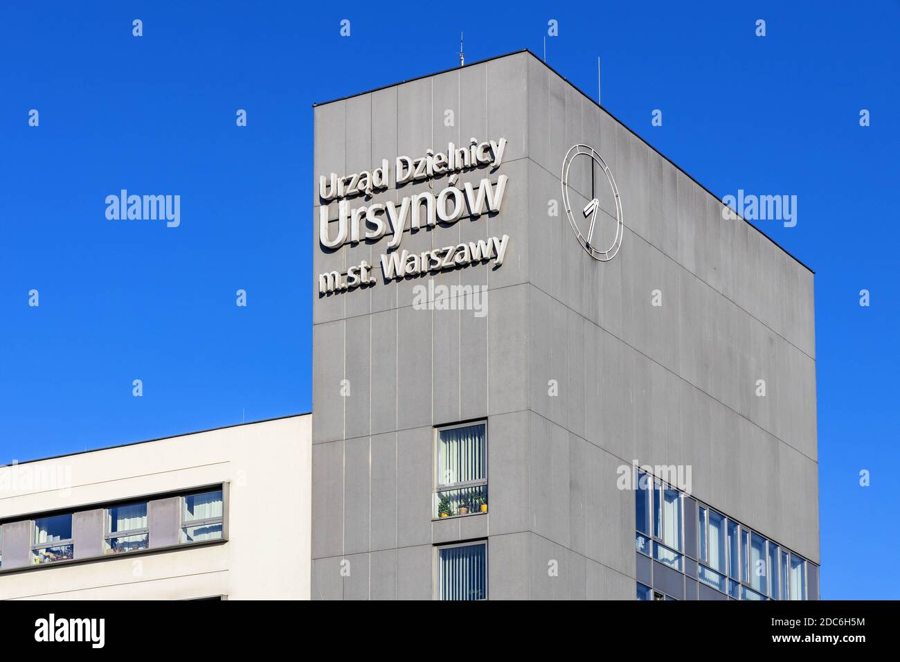 Varsovie, Mazovia / Pologne - 2020/04/19: Façade et tour d'horloge du district d'Ursynow immeuble de bureaux à la mairie d'Aleja Komisji Edukacji Narodowe Banque D'Images
