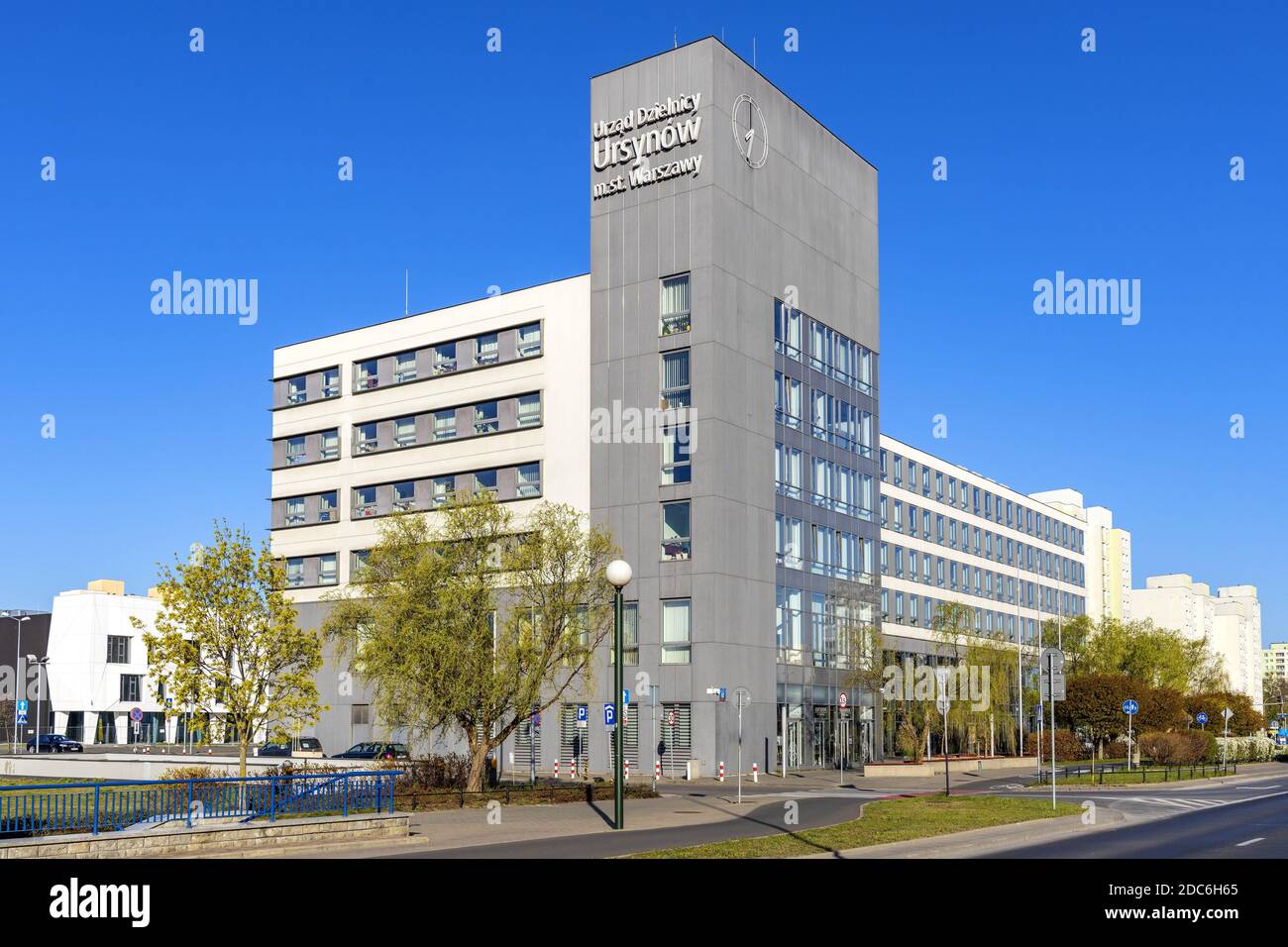 Varsovie, Mazovia / Pologne - 2020/04/19: Ursynow district Municipalité Hall immeuble de bureaux à Aleja Komisji Edukacji Narodowej Avenue à Imielin distri Banque D'Images