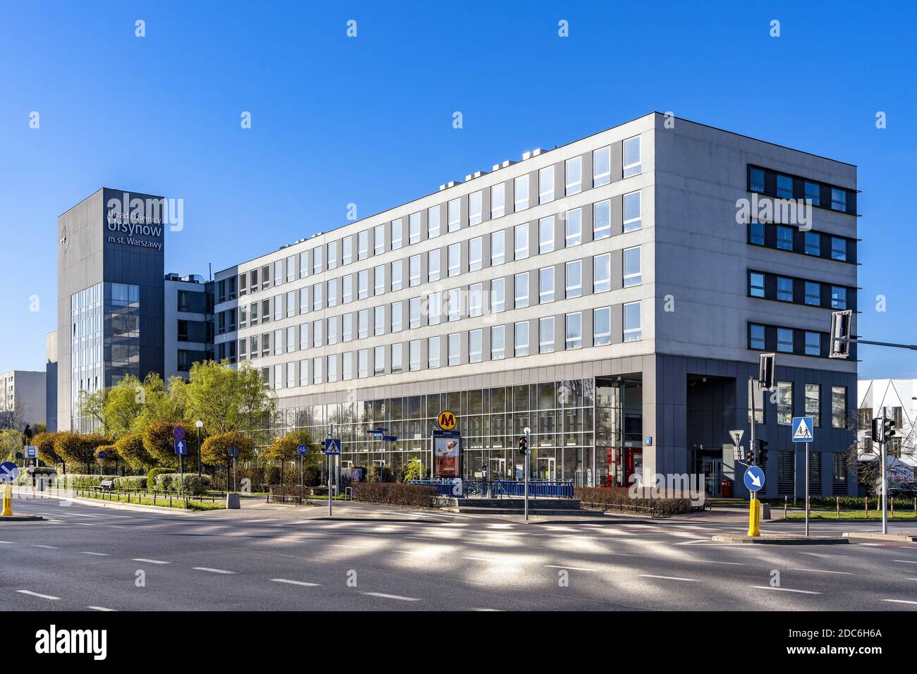 Varsovie, Mazovia / Pologne - 2020/04/19: Ursynow district Municipalité Hall immeuble de bureaux à Aleja Komisji Edukacji Narodowej Avenue à Imielin distri Banque D'Images