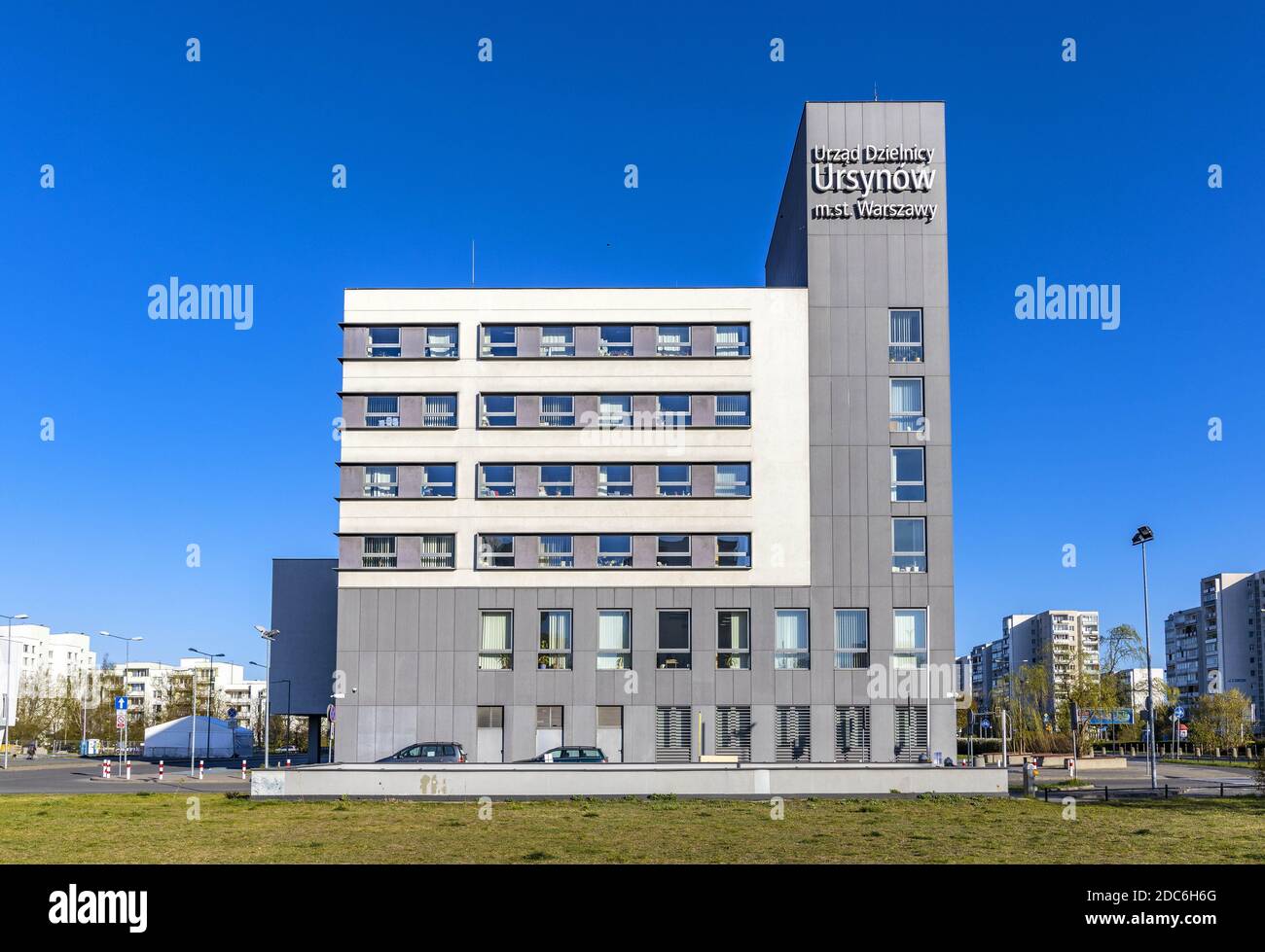 Varsovie, Mazovia / Pologne - 2020/04/19: Ursynow district Municipalité Hall immeuble de bureaux à Aleja Komisji Edukacji Narodowej Avenue à Imielin distri Banque D'Images