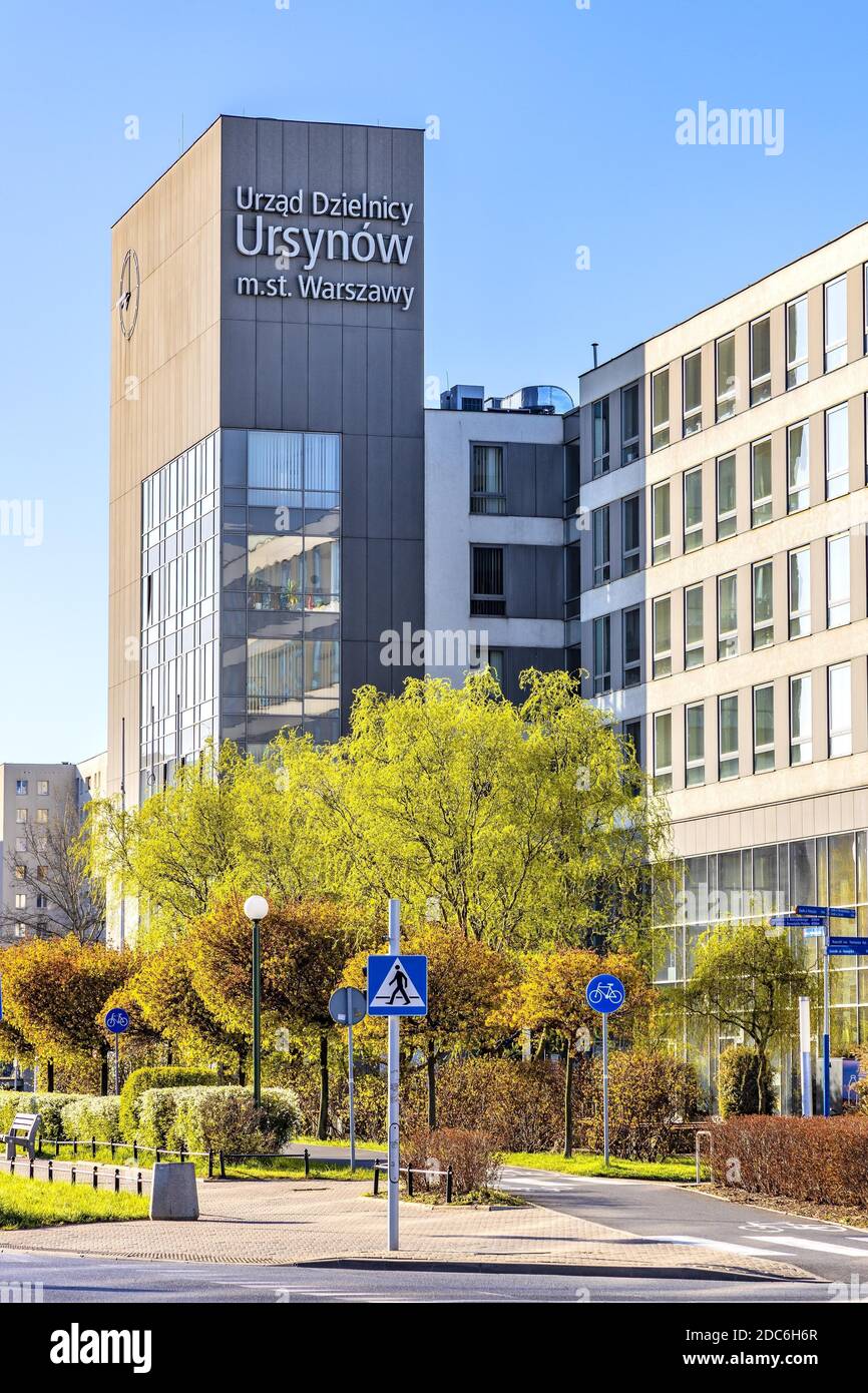 Varsovie, Mazovia / Pologne - 2020/04/19: Façade et tour d'horloge du district d'Ursynow immeuble de bureaux à la mairie d'Aleja Komisji Edukacji Narodowe Banque D'Images