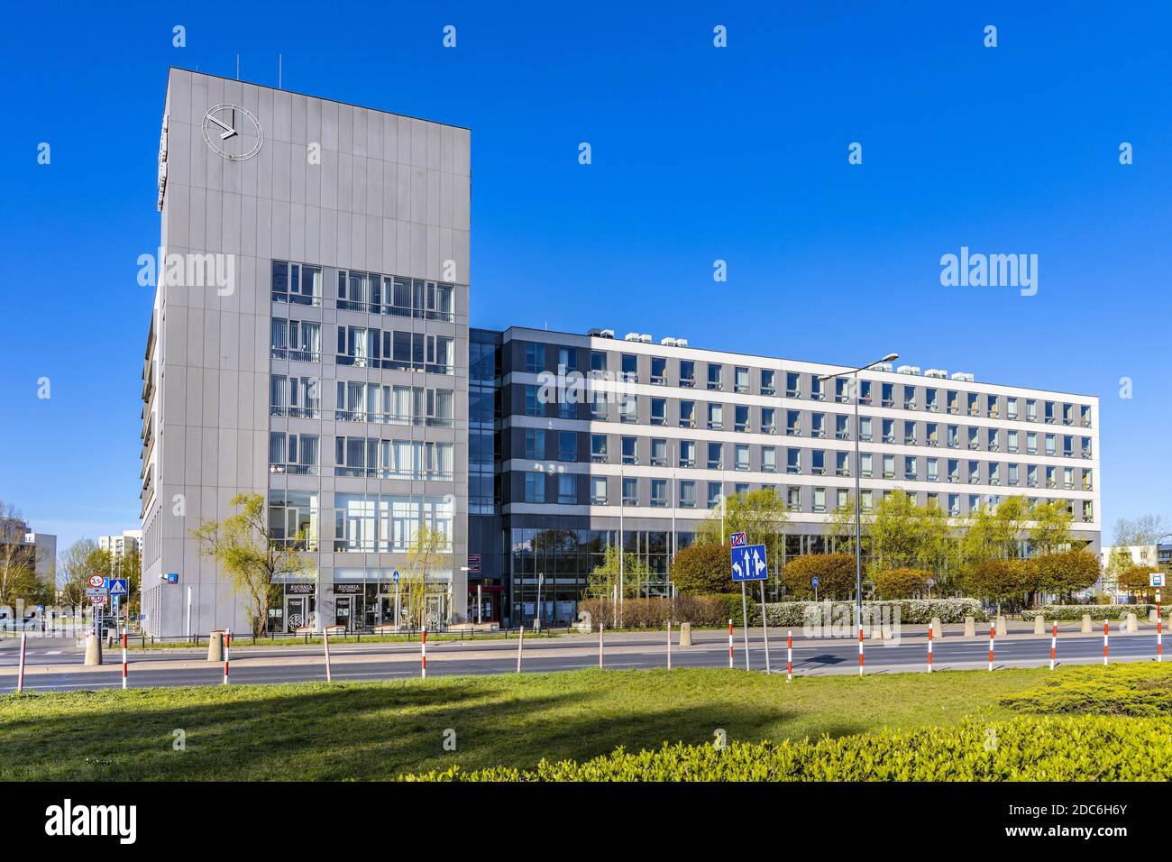 Varsovie, Mazovia / Pologne - 2020/04/19: Ursynow district Municipalité Hall immeuble de bureaux à Aleja Komisji Edukacji Narodowej Avenue à Imielin distri Banque D'Images