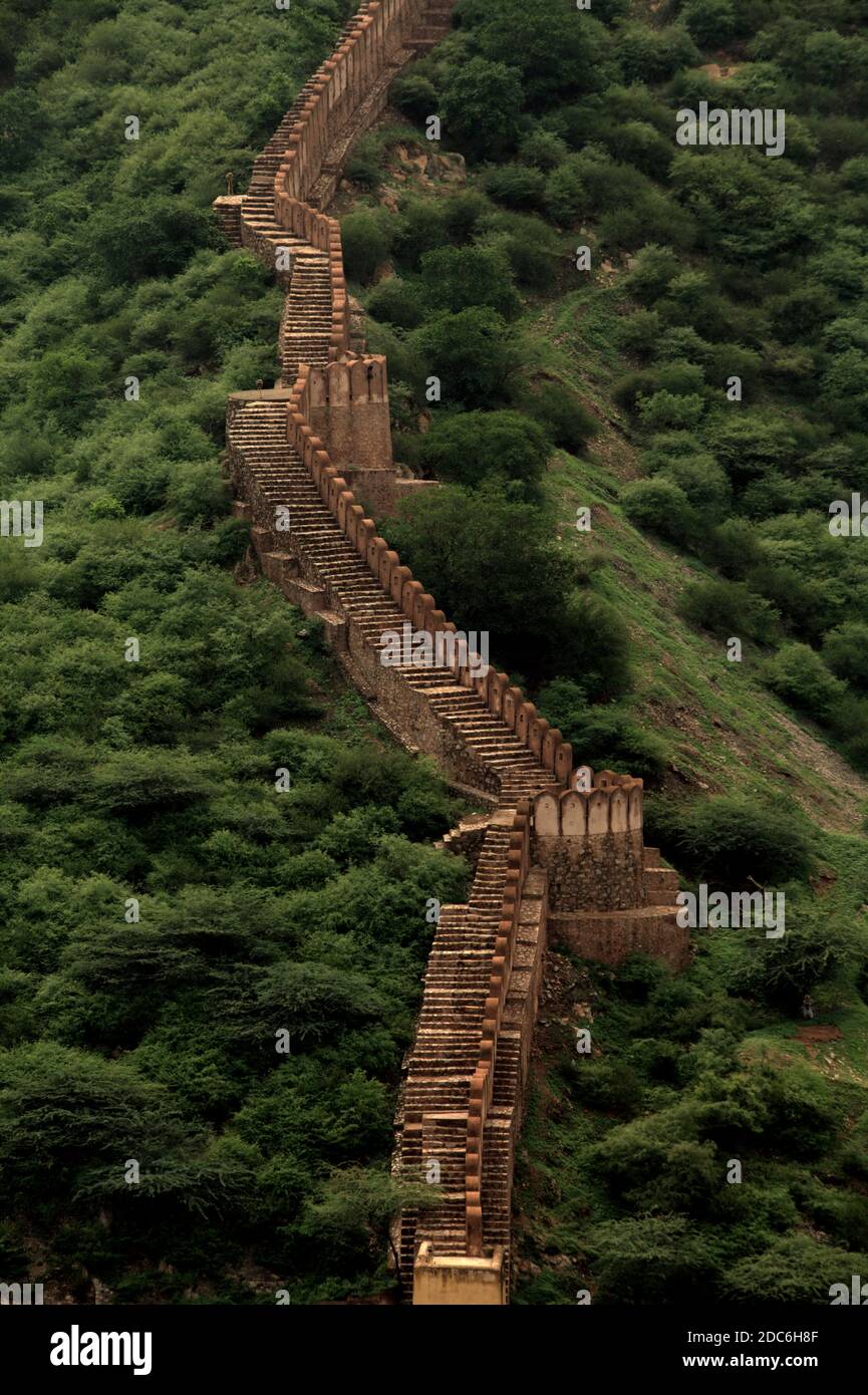 Le mur du fort Jaigarh sur le Chel ka Teela (colline des aigles), une partie de la chaîne d'Aravalli à Amer, à la périphérie de Jaipur au Rajasthan, en Inde. Banque D'Images